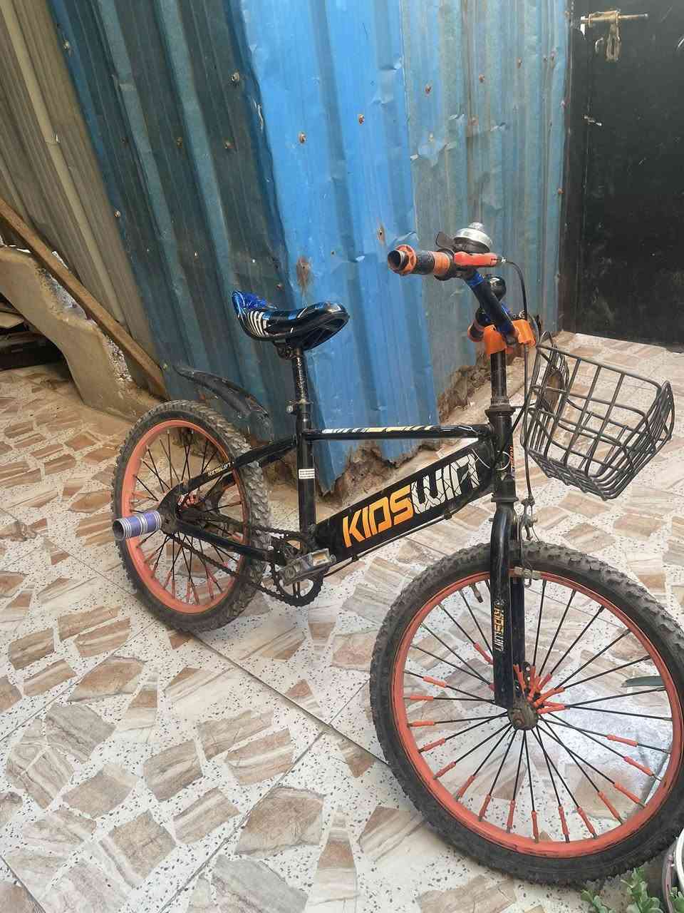 السلام عليكم 🫡 

بايسكل للبيع 

مستعمل قليل 

العنوان بغداد الدورة قرب سوق الاثورين 
للأتصال ☎️ (***********)
