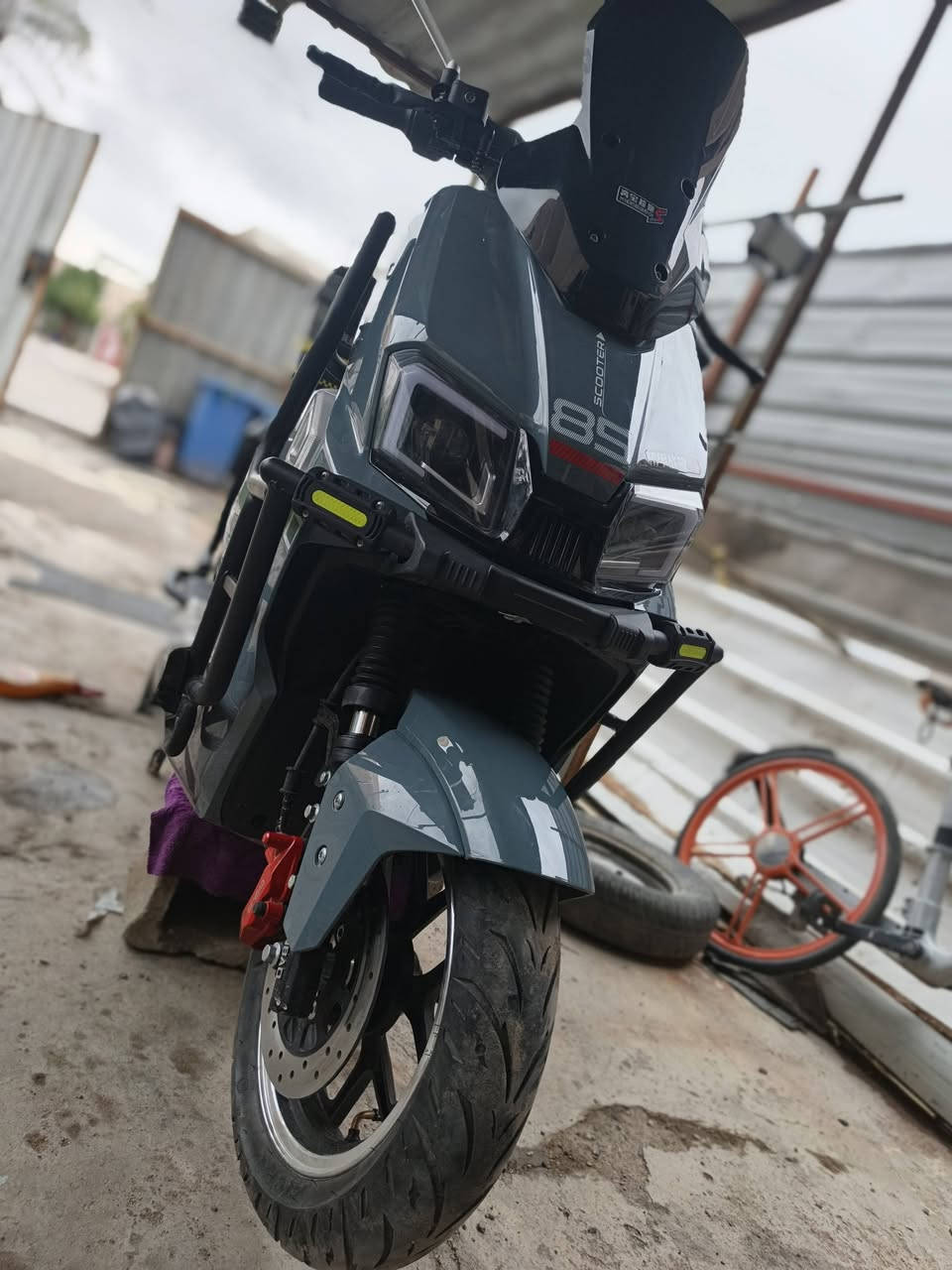 السلام عليكم للبيع دراجه شحن نوع الصاعقه أربع سرع مكفولة من كل شي استخدام قليل 
بطاريات ٦ مسطرة ع الوضع الشركه صار ٢٠ يوم من أخذتها الوصل موجود 
الشراي يتصل مكاني البياع 
***********
