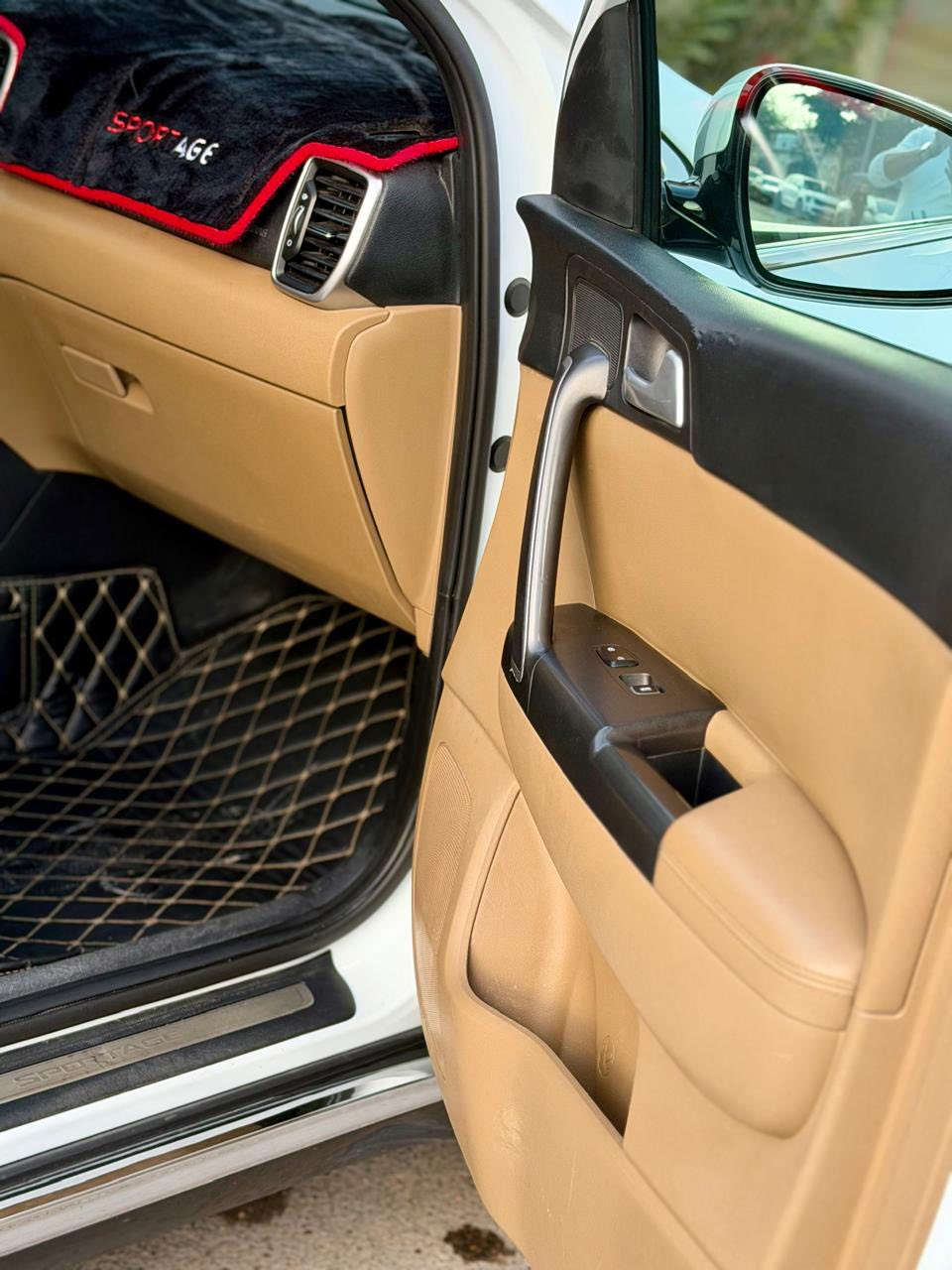 السلام عليكم
 كيا سبورتج فول موديل 2020
رقم بغداد الجديد هزه جديده باسمي تحويل مباشر
ماشيه 60 الف
كير و محرك مكفوله 
مواصفات
بصمه 
ابواب بصمه
بانوراما
صندوك كهرباء
حساس خلفي 
حساس امامي 
كشنات كهرباء
3 انظمه قياده 
شاشه وكامره
تحكم ستيرن  
اشاير مري 
مكينه 2000 دوش
بيها بارد بلهلال مال جاملغ خلفي 
السعر 203 وبيها مجال 
العنوان بغداد حي القاهره قرب جامع النداء
 الرقم ***********
