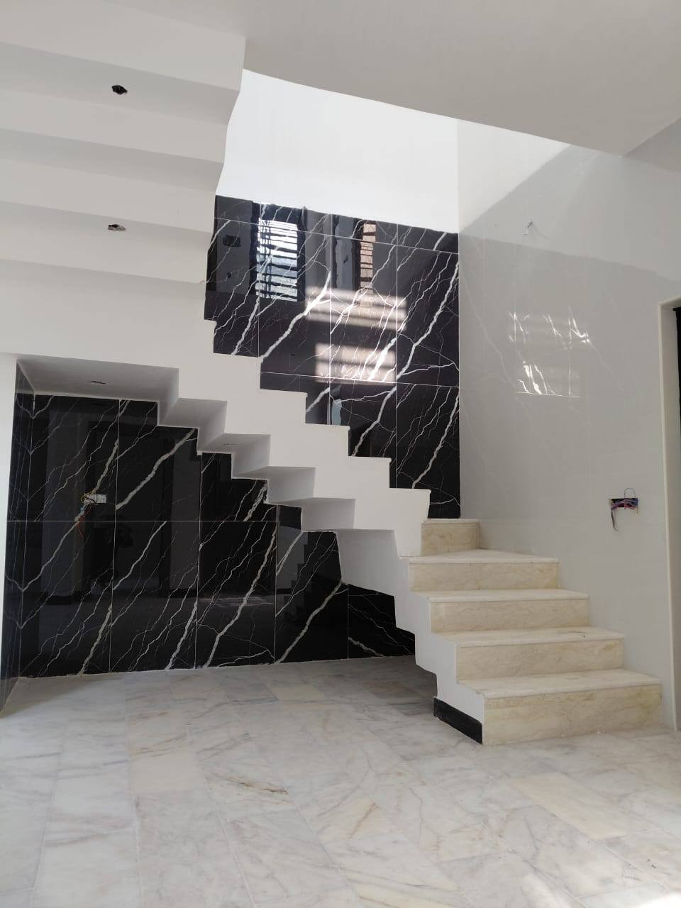 🏡 #للبيع #دار_سكني (غير مسكون سابقا)
📍 #الموقع: حي الصحة فرع المدينة المائية 
✨ #المواصفات:
▫️ المساحة : 100 م (10 في 10 )
▫️#طابــــــو زراعي سند 25 
..........
🔹 الطابق الأرضي:
_ غرفــــــــــه نـــــوم 
_ غرفة نوم 
_ صاله 
_ كلدور 
_ مطبخ 
_ مجمع صحيات 
🔹 *الطابق العلوي:
_ غرفتين نوم
_  ومجمع صحيات 
 ...................... 
📞 للاستفسار والمعاينة: 
الاتصال على الارقام :
***********☎️ واتساب
او مراجعة المكتب 
الحلة _ الكرامة الشارع المشجر مجاور اسواق المطار 1 
✅ نستقبل جميع عروضكم السكنية 🏠 والتجارية 🏡 بكافة مناطق الحلة 
……………………………
