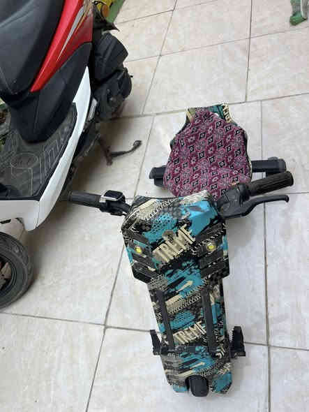 سكوتر اطفال الحجم الكبير نظيف شغال بحاله جيده السعر 150
***********
