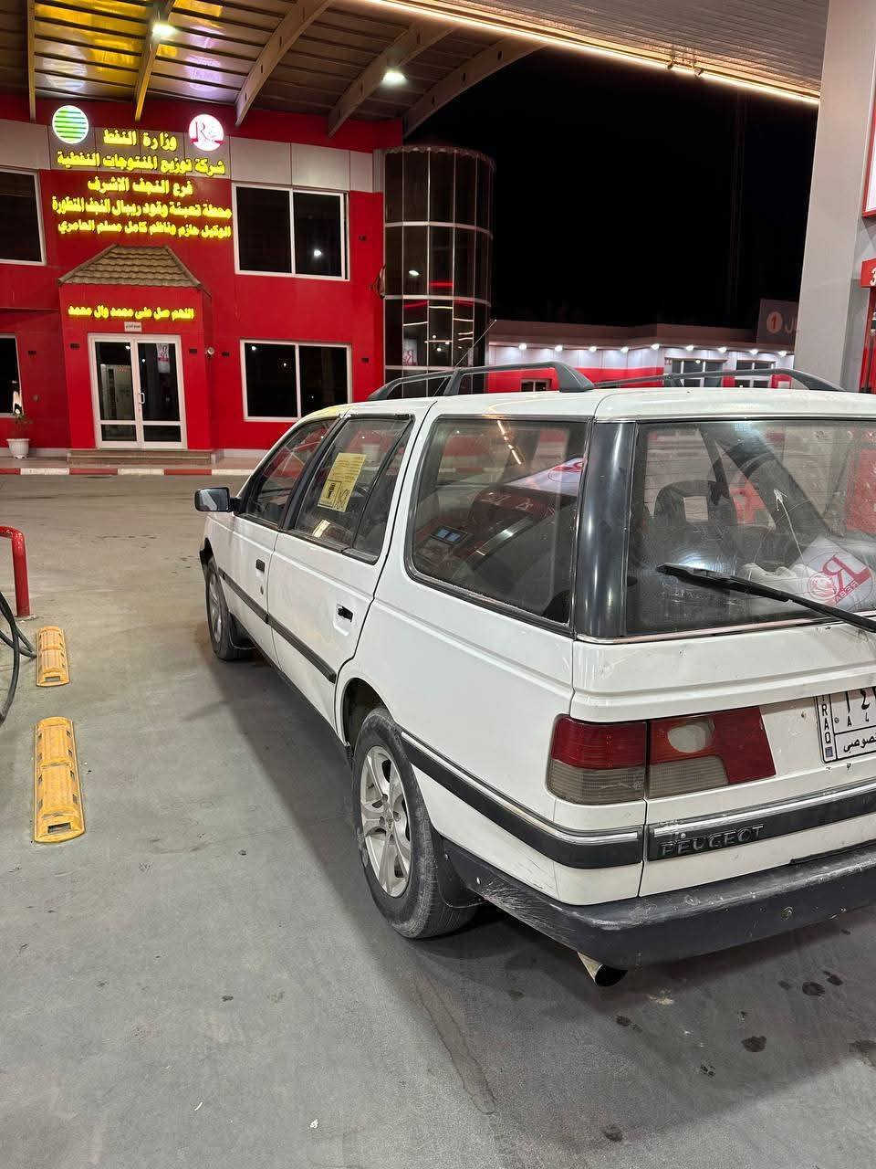 بيجو فرنسي مديل ١٩٩١
السياره مكفوله من كلشي
عندي وكاله عامه بيها ( اني احولك السياره )
 السياره   محور كورلا ١٨٠٠
 والسياره واكفه عوزها طابوكه السياره
من الخارج كلش نضيفه ودواخلها جيده اما بالنسبه للكير فهوه جديد قبل فتره مبدله يعني باختصار تذبلها طابوكه جديده  وترجع السياره فول
السعرر.    (١٥)  ورقه
المكان نجف حي ميسان 
***********
