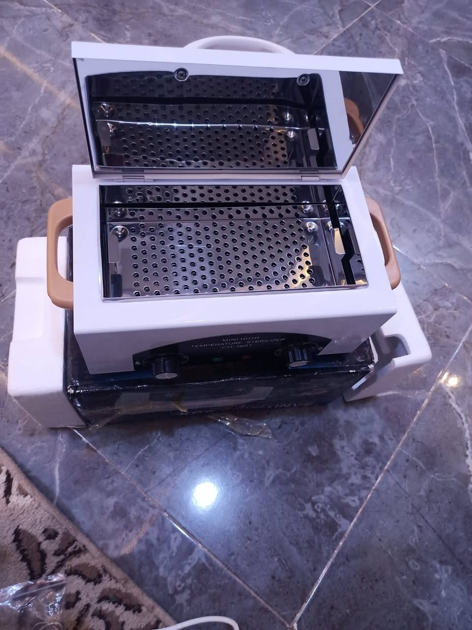 📌 جهاز تعقيم حراري جاف مصغر (Mini Dry Heat Sterilizer) – موديل CH-360T للبيع ✨
​إلى أصحاب عيادات الأسنان والمراكز الطبية، متوفر الآن جهاز التعقيم الحراري الجاف المثالي للأدوات المعدنية الصغيرة، والذي يضمن لكم أعلى مستويات الأمان والتعقيم السريع دون التأثير على جودة الأدوات.

​🔬 أبرز المواصفات والمميزات:

​نظام التعقيم بالحرارة الجافة: يعمل بدرجات حرارة عالية تصل إلى 200 درجة مئوية، مما يضمن القضاء التام على البكتيريا والجراثيم دون التسبب في صدأ الأدوات المعدنية أو تلفها.

​السعة الداخلية: 1.9 لتر (يقارب 2 لتر)، حجم مدمج ومثالي لا يشغل مساحة في العيادة، ومناسب جداً للملاقط، المرايا، والأدوات المعدنية الدقيقة.

​التحكم الذكي: يحتوي على مؤقت دقيق (Timer) لضبط وقت التعقيم، ومؤشر للتحكم التام بدرجة الحرارة المطلوبة.

​تصميم متين: الهيكل الداخلي مصنوع بالكامل من الفولاذ المقاوم للصدأ (Stainless Steel) عالي الجودة مع صينية مثقوبة قابلة للإزالة لسهولة الاستخدام والتنظيف.

​آمن وعملي: مزود بمؤشرات ضوئية توضح حالة التشغيل السعر (    66  ) مع التوصيل


**إذا كنت صاحب هذا الإعلان وتريد حذفه لأي سبب، رجاءا أرسل رسالة إلى الدعم الفني**