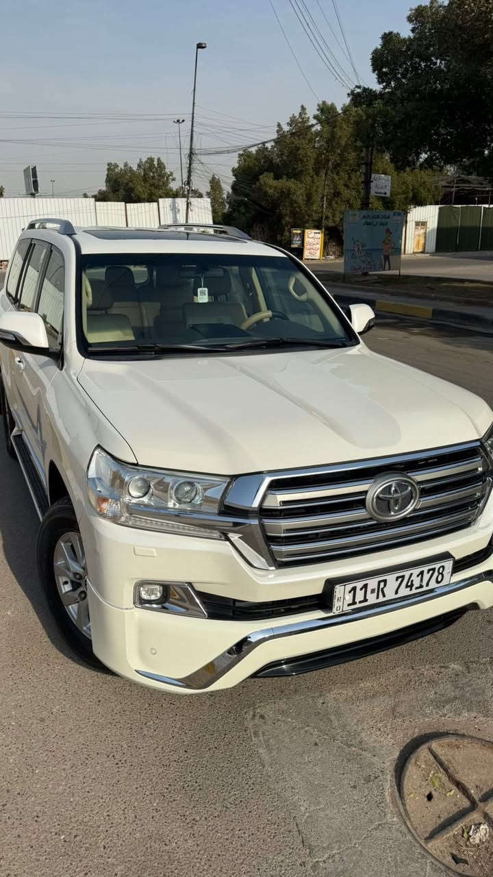 السلام عليكم
تويوتا لاند كروز GXR بريم اصليه 
موديل 2016  فول مواصفات 
مكفولة كفاله عامه عده بارد اصبعين بل جاملغ  
السياره بلاديه وجاهزه ومابيه نقص حبايه وحده  وجواه تخم تاير دلوب ياباني اصلي شركه 
ارضياته بلاديه والسياره بلاديه وجديده فوك متتخيل سياره مال بيت ومتطلع هواي من الزيرو على ايدينة  
السيارة ب اسمي وتحويل ثاني يوم 
عنوانه : بغداد شارع فلسطين 
***********

