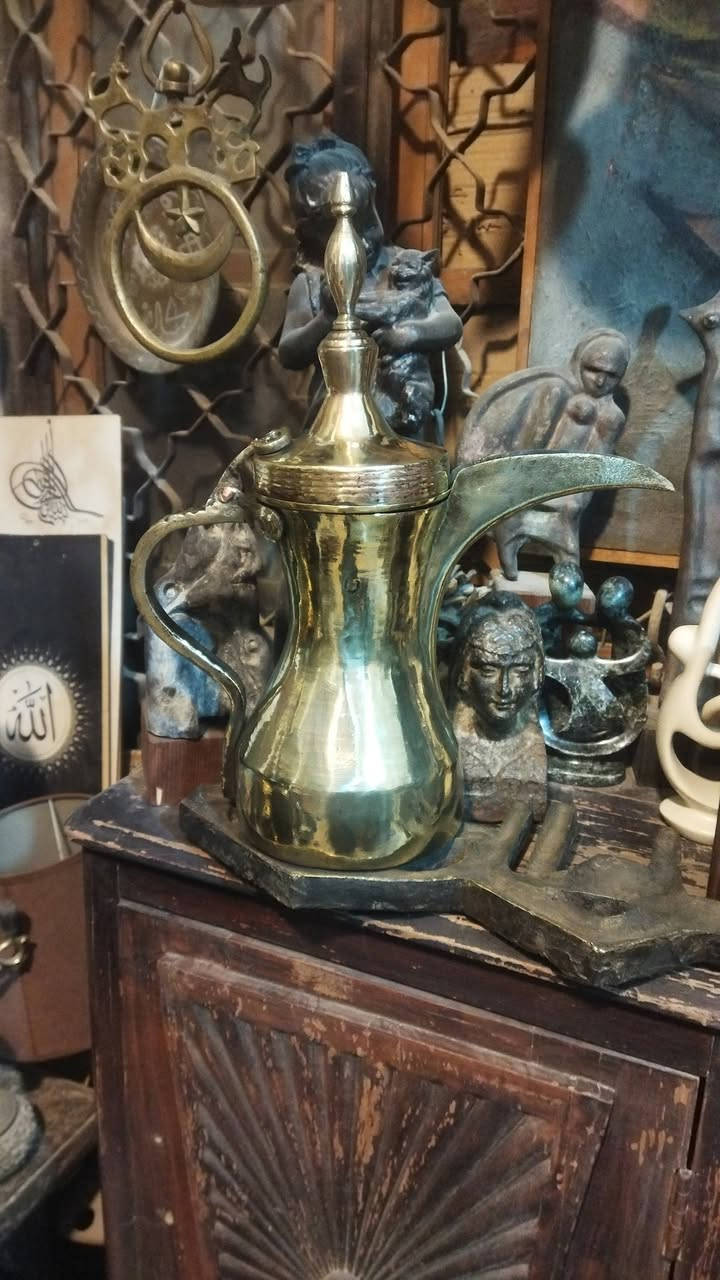 صبحكم الله بالخير والبركه 🇮🇶🕊️🇮🇶 دلة سوريه قديمه كصه كويتيه عمل ابراهيم قياس (40)سنتم للاستفسار خاص او الاتصال على الرقم التالي ***********اخوكم كرار الشيخ
