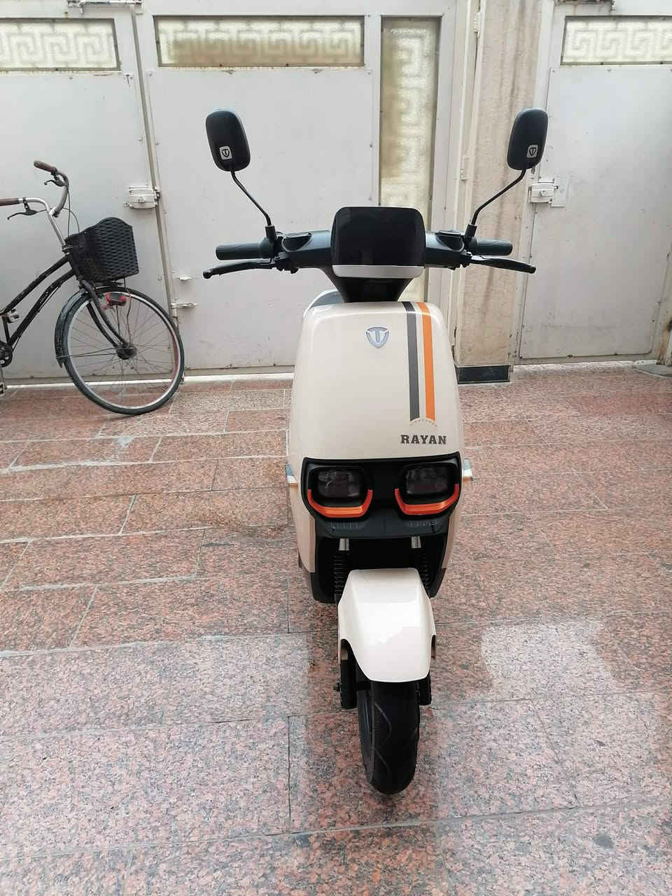 دراجة الريان ام عيون َ مستخدم قليل جدا فقط 20كم
نظيفة جدا  موديل 2025
ملف1200
6بطاريات كبار
سرعة 58 تتقطع مسافه 80 كم حسب طريقة الاستخدام والوزن
 لد لايت امامي عالي الوضوح بك لايت لد بتصميم مميز 
بريك هايدروليك دهن
دبلات هايدروليك امامي خلفي
بصمه عدد 2 مع مفتاح عدد 2
اشارات جانبيه لد
نظام إنذار ضد السرقة
 تحكم 3 سرع شاشه معلومات أمامية اكترونية
 هورن لد جانبي شكل أنيق شاحن الجوال

سعرها 850 بيها مجال قليل حك الجية
للاتصال / ***********  
العنوان / بغداد - حي القاهرة - مقابل الرعاية الاجتماعية
