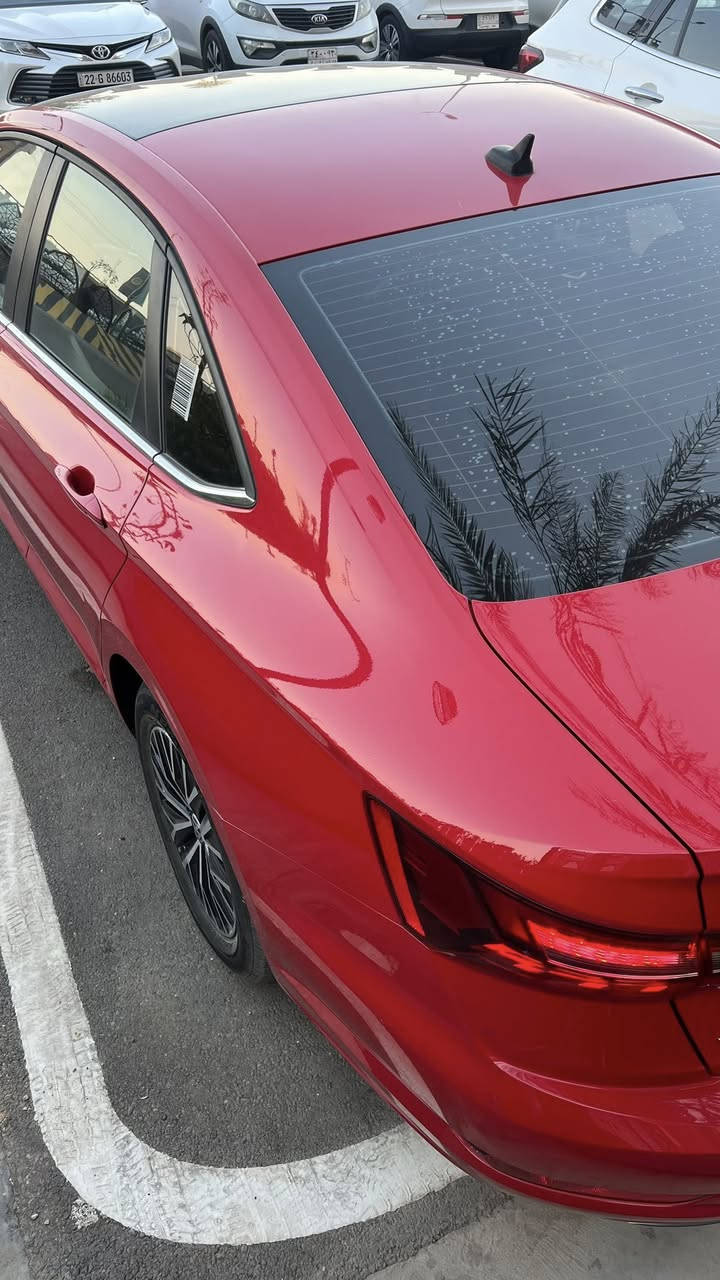 بسم الله وعلى بركة الله
🚗 للبيع – VW Jetta 2021 SE Plus 🇩🇪
لون أحمر – استخدام شخصي – السيارة باسمي (رقم دهوك)

🔹 المحرك: 1.4L TSI – 4 سلندر
🔹 العداد: 31,000 ميل

✨ مواصفات فئة SE Plus :
• دخول ذكي + تشغيل عن بعد
• مقاعد جلد
• كرسي السائق كهرباء مع دعم فقرات الظهر 
• تدفئة مقاعد أمامي وخلفي
• تدفئة ستيرن
• فتحة سقف كبيرة
• شاشة ذكية + Apple CarPlay & Android Auto
• رادار أمامي وخلفي + نقطة عمياء
• نظام مانع تصادم أمامي وخلفي
• الجامات الأربعة Auto

🚧 الحالة:
• ضرر خفيف موضح بالصور 
• جميع الإيرباكات سليمة ما عدا إيرباك البردة جهة السائق
• قابلة للفحص الكامل عبر رقم الشاصي أو سونار
•رقم الشاصي : 3VWC57BUOMM016318

🔧 تم تجديد الصدر الأمامي بقطع أصلية ألمانية في مركز MOTUL Service
🛞 تايرات Nexen كوري بحالة ممتازة
⛽ استخدام بنزين محسن فقط ودهن Motul الحسام

💰 السعر: 15,200 دولار – قابل للتفاوض للجادين 

📍 مكاني بغداد
📞 ***********
