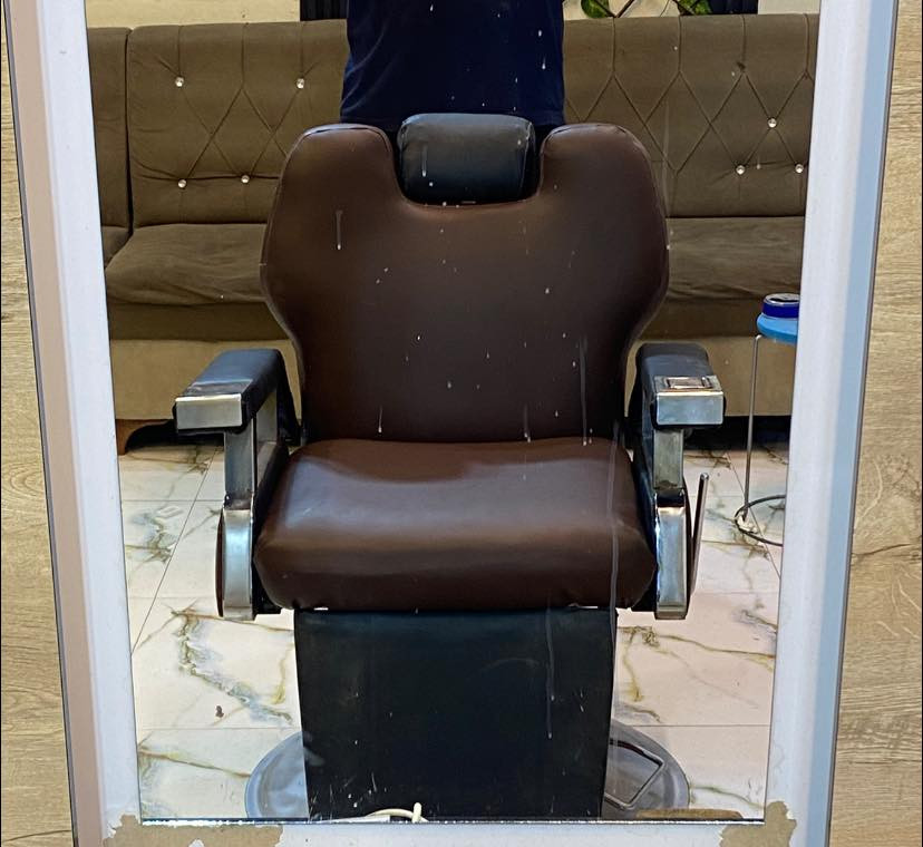 كرسي حلاقه للبيع 💇🏻💈 سعره 125 الف وبي مجال بسيط للتواصل على الواتساب ***********
