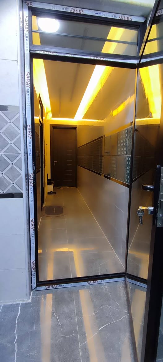 السلام عليكم
65 متر ثلاث طوابق للبيع

الطابق الارضي كراج مفتوح تگدر تقطعة كامل من كلشي 

الطابق 2 صالة وبالكون كبير   مطبخ حار وبارد وحمام

طابق3 غرفتين وبالكون وحمام 
زراعي سند 25

العنوان الجلاعطة 

للاستفسار *********** ابو احمد
