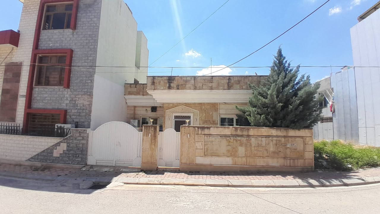 الموقع بكرة جو تازه المربع الاول (5) قرب الحديقه المسيجة
يحتوي على ٣ نوم وصالة وهول ومطبخ وبير ماء 
السعر ٩ دفتر و٢٥ ورقه ومعاملة 
***********
