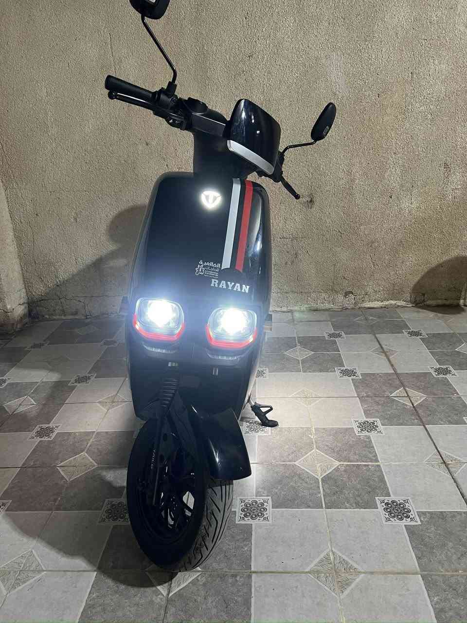 سلام عليكم ورحمه اللّٰه وبركاته دراجه شحن شركه الريان دراجه بوضعيه الزيرو استخدام فقط شهرين
١- بطاريات 6
٢- نظام بارك
٣-حجم الملف 1200
٤- اشاير يمنه يسره
٥- لايت عالي ناصي
7- سرع 3
٧- الشحنه الوحده تمشيك ٤٥ كيلو متر
8-السرعه 55 حقيقي

***********
