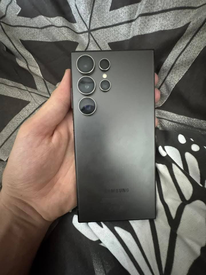 سامسونج اس 24 الترا  
اذكره 256 
 نظافه 💯 ب 💯 
شرق اوسط دبل شريحه 
سعره 900 
ملحقاته جهاز وكبل وكفر 
مكاني بابل توصيل ماكو 
اتصال فقط ما موجود على نت 

***********
