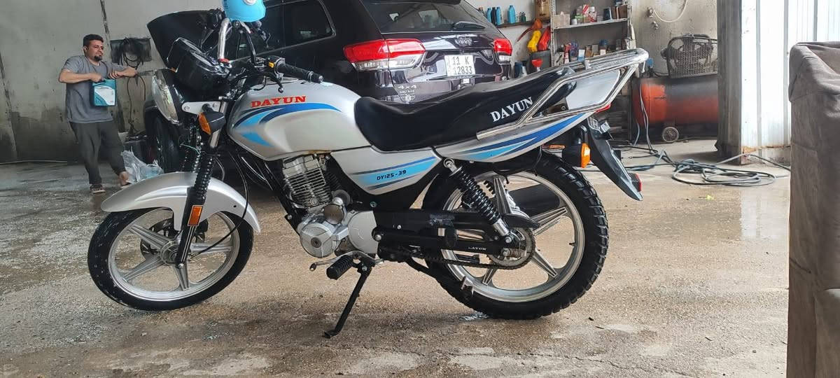 السلام عليكم 
دايوان موديل 23 بأسمي طالعه بال24 بنهاية شهر السادس 
برغي ما منقصه ع ايدي دهن كل 10 أيام وبالصيف كل أسبوع 
السعر 1500 مليون وخمسميه وبيها مجال بسيط 
***********
***********
للأستفسار
