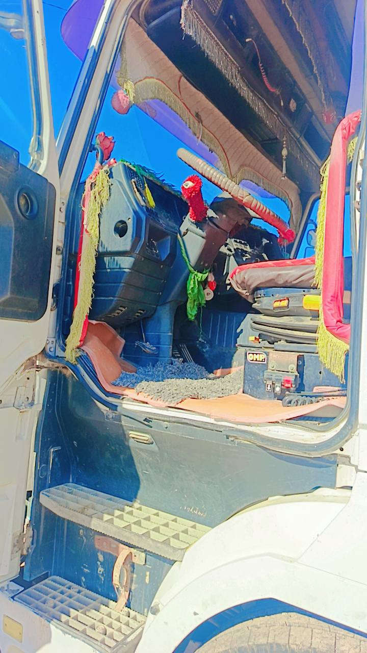 السلام عليكم سكانيه للبيع راس وعربانه موديل 95 طول العربانه 50/ 12 حدادي تخم تاير  فقط المكينه بيهه صرف الاستفسار ع الرقم ***********
