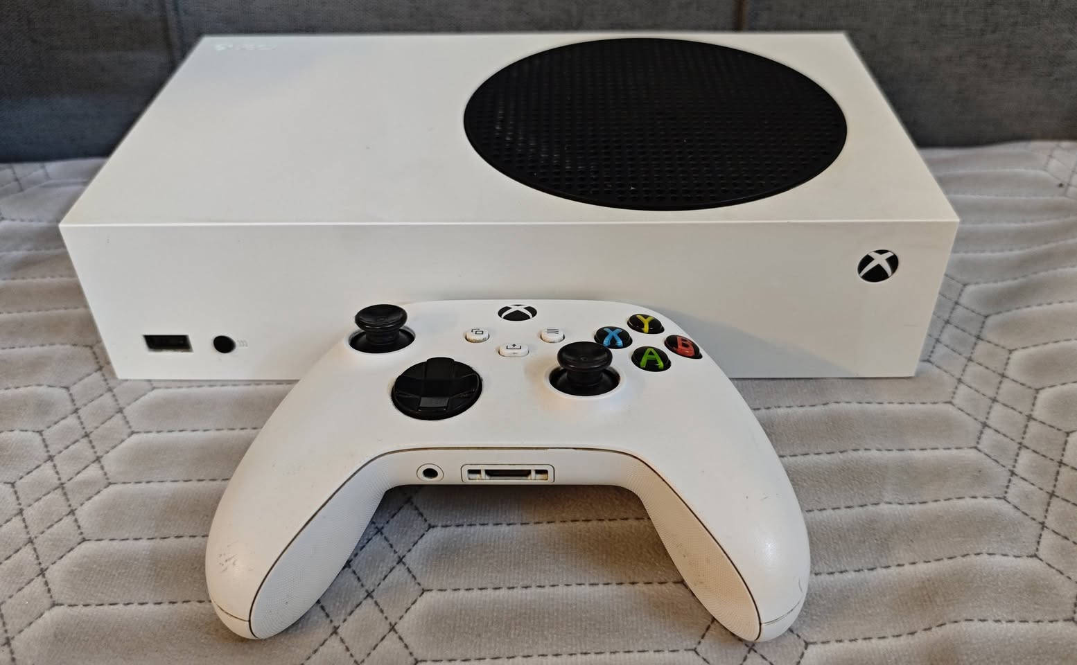 السلام عليكم
للبيع جهاز  Xbox Series S 512GB
الجهاز نظيف ويشتغل 100% كامل ملحقات و وياه NANO ubs 850w

الجهاز بدون كارتونة وممفتوح بس لزگة الضمان مفقودة

السعر: 340 وبي مجال بسيط
المكان: بغداد

واتساب: ***********
