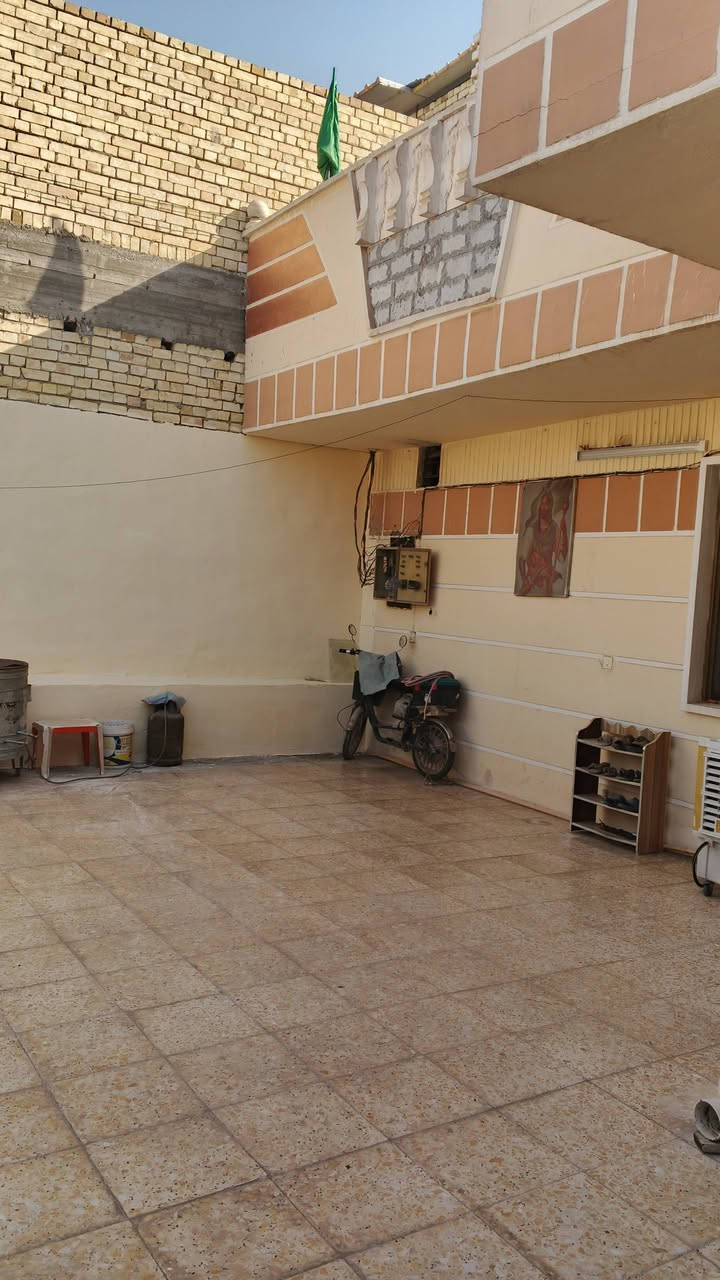 السلام عليكم عندي بيت للبيع مساحة 200 متر / يحتوي البيت على استقبال ومطبخ وغرف عدد 2 + صحيات وترك وبيتونه وسطح + گراج جبير
موقع المكان / بغداد مجمع فدك قرب مجلس البلدي
التواصل على هذا الرقم / ***********
