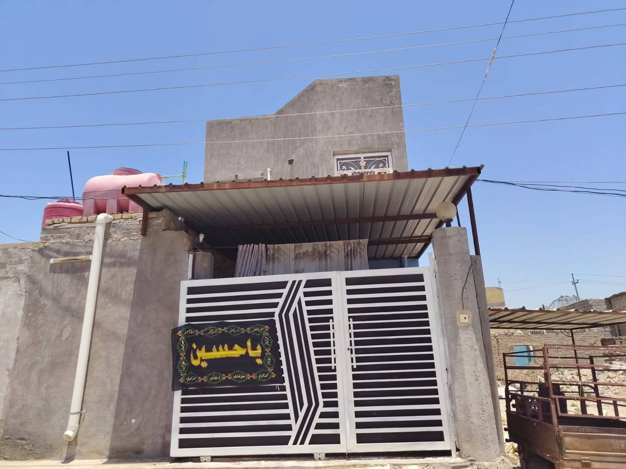 السلام عليكم بيت للبيع طابو صرف المساحه ١٢٥ طابقين الطابق الأول يتكون من غرفه وصاله واستقبال ومطبخ حار وبارد وحمام داخلي ومجمع صحيات خارجيه متكامله الطابق الثاني يتكون من غرفتين نضام سويت والستاره مال الطابق الثاني مبنيه ومطبكه فرشي بيت بناء حديث ومناقصه كلشي مكان العقار الهاشميه حي العسكري مقابيل المرور الجديده اي استفسار الاتصال عله الرقم علما البيت بناء طابوق السقف عقاده بنيان درجه اولى بيت مخدوم بس تجيب غراضك وتقعد بالبيت بيت ما ناقصه اي شيء السعر خاص المراسله على الواتساب او اتصال رقم صاحب البيت ***********

