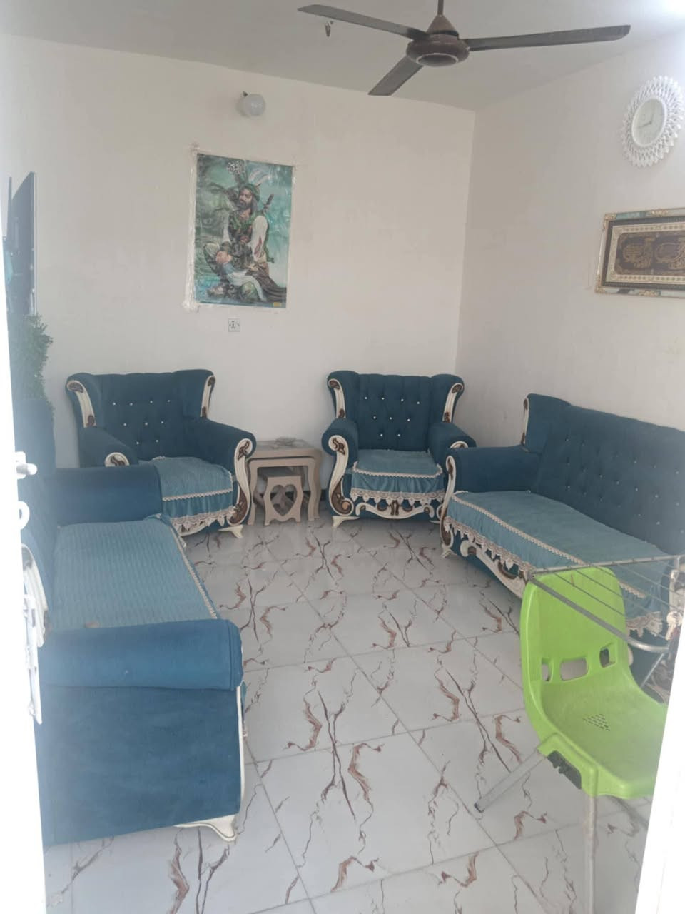 بيت للبيع في حي الحكيم بنهايه شارع كاظم عطوف مساحته ١٢٠ متكون من استقبال ومطبخ جبير وغرفه نوم وصحيات داخليه وخارجيه بدون درج داخلي طابق واحد البيت صب ومرقم من البلديه عرض الشارع ٥ امتار السعر ٢٠ مليون وبي مجال بسيط والشراي يتصل عله الرقم ***********
