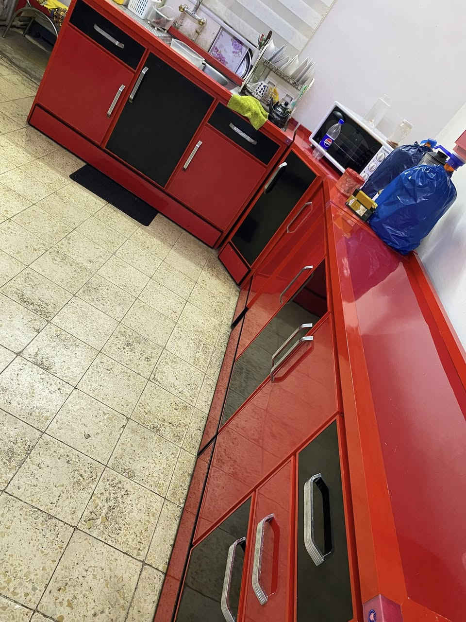 كاونتر المنيوم جديد جدآ مابي زلغ تزكام شغل درجه اولى مبطن بسكيب خشب ثقيل قياس الكاونتر 7مترات منفصل يعني خمس قطع منفصله يعني شلون ماتريد تنصبه يصير مكانه الزعفرانيه شارع المعهد 
***********
