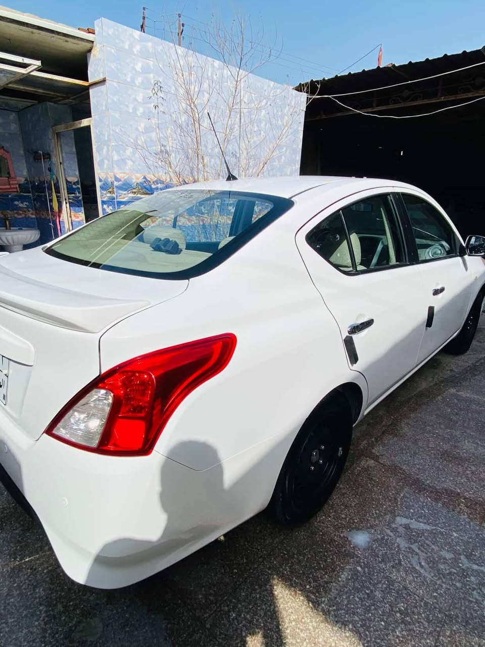 سلام عليكم
نيسان صني هندي بليته زركه ٢٠٢٢كفاله عامه يعني السياره مكفوله حته من الدوسات سياره مال بيت دا متعوبه بتكسي
سنويتها تنتهي بنهايت السنه
حداديه جديده
تخم تاير جديد
مكان السيارة البصرة المعقل
سعر ١١٧ وبيها مجال 
*********** هاتف
*********** واتساب
