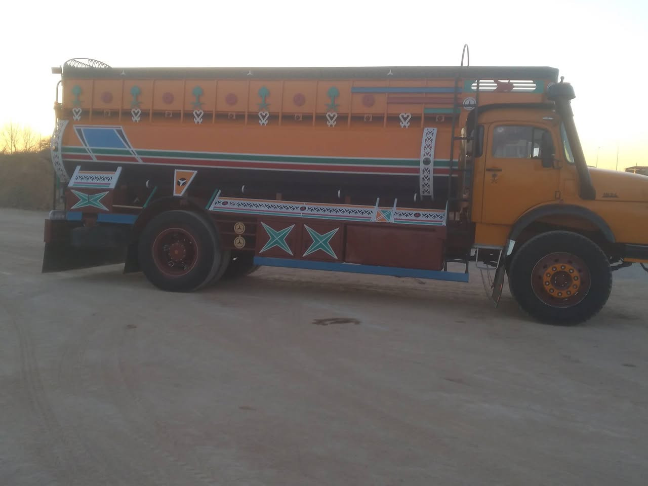 السلام عليكم
للبيع قجمة تك تنكر 81 معمرة جديد محرك شرط كير 25 شرط قمارة مصبوقة عام وشاصي مايلر ومطول من ورة سيارة جديدة مكفولة من كلشي 
***********
