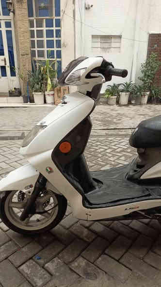 سلام عليكم للبيع سكنس نثية الدراجة جاهزة نكرة سلف مكينة خرسة دبلات بريكات كهربائيات كلها شغالة عارضها ب 500 مكاني الاعظمية ***********
