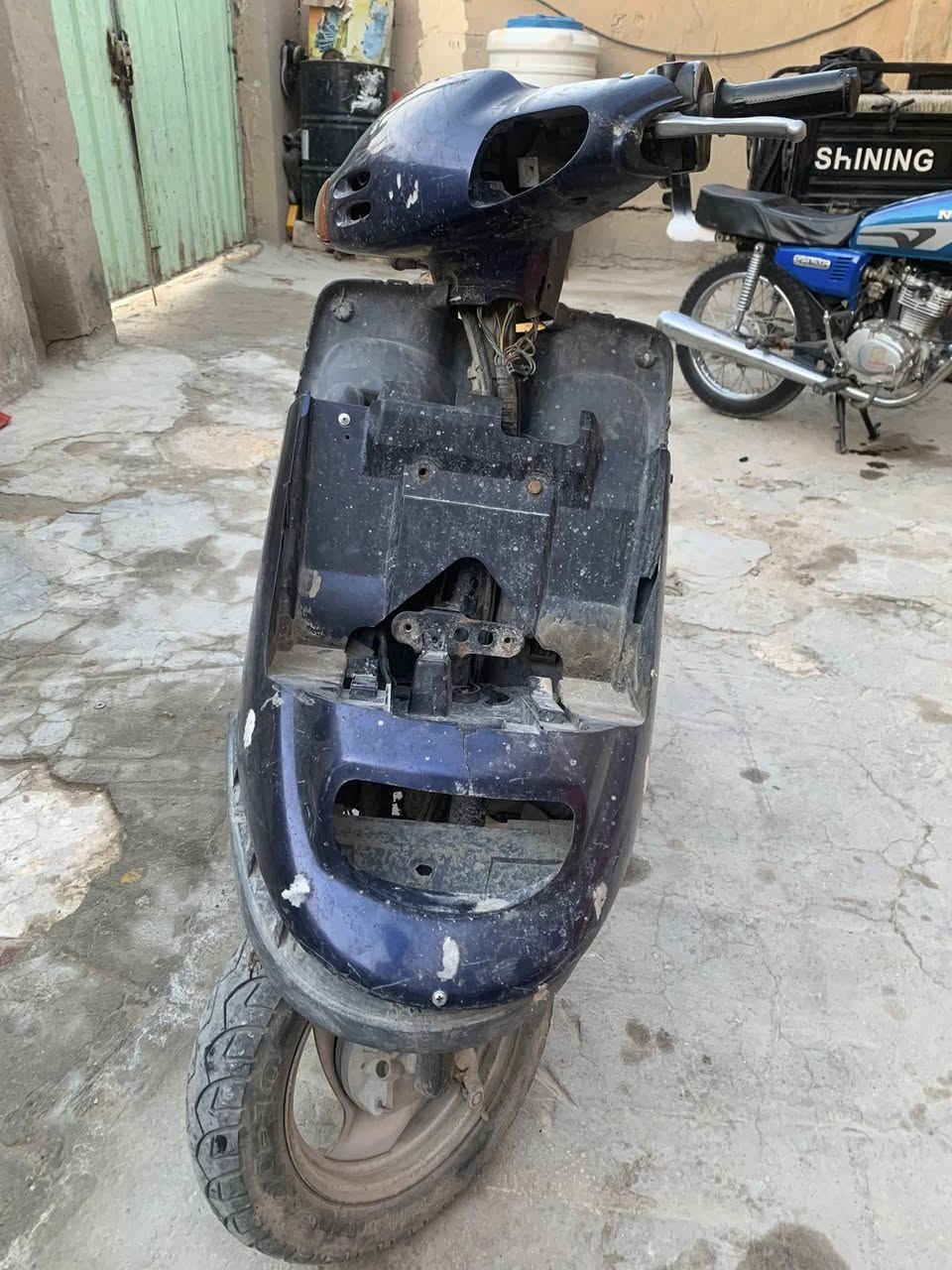 سلام عليكم دراجه للبيع كلشي مابيه مامفتوحه مكينه بلاد سعر ١٠٠ قفل بدون عمله متوازي ع بيعتها رقمي ***********
