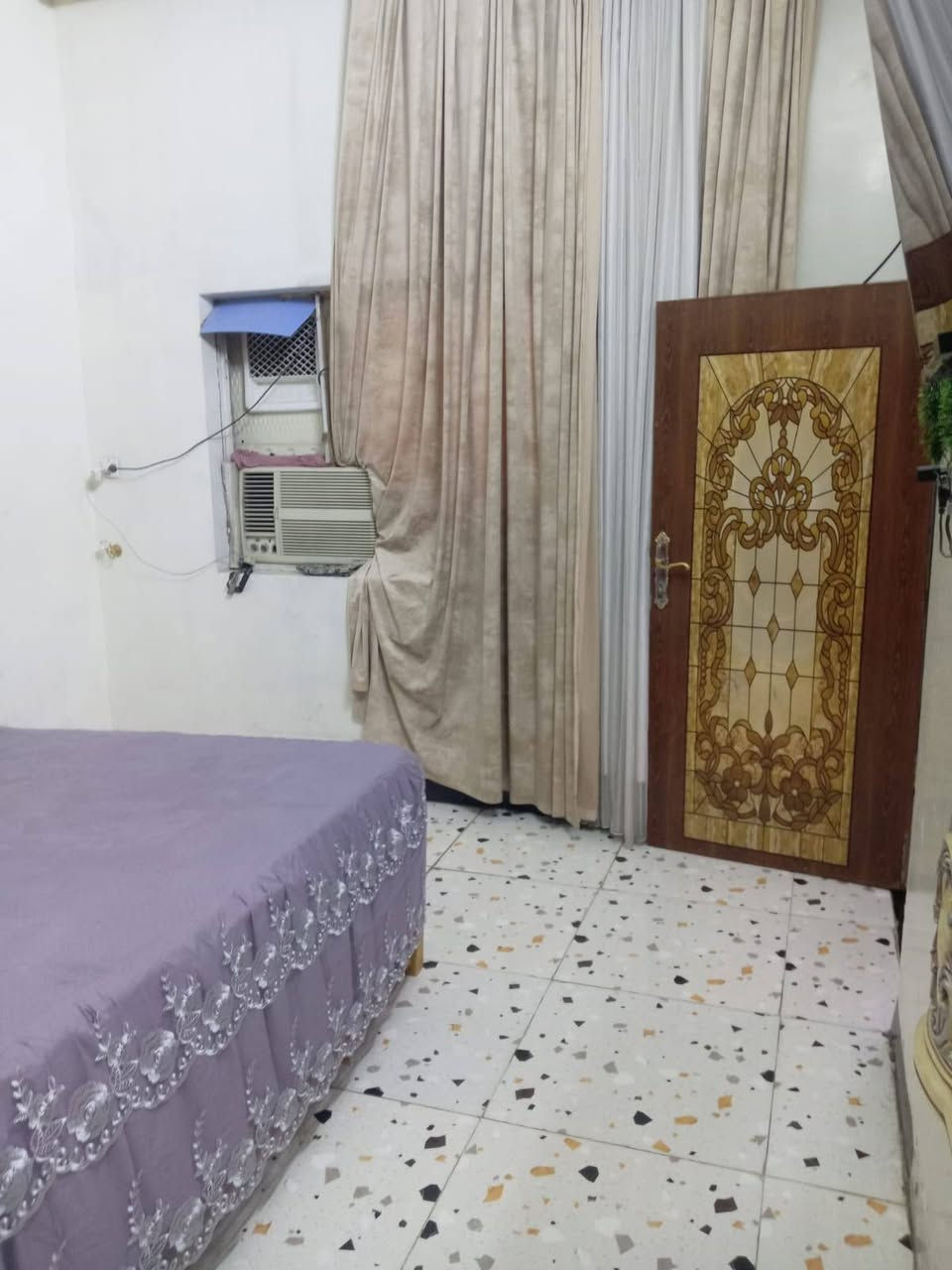 سلام عليكم بيت لبيع مساحه 150طابو زراعي حي طارق شارع لقديم قرب معمل لغاز يحتوي غرفتين نوم صاله ستقبال وملحقاته مع كافت لخدمات ***********
