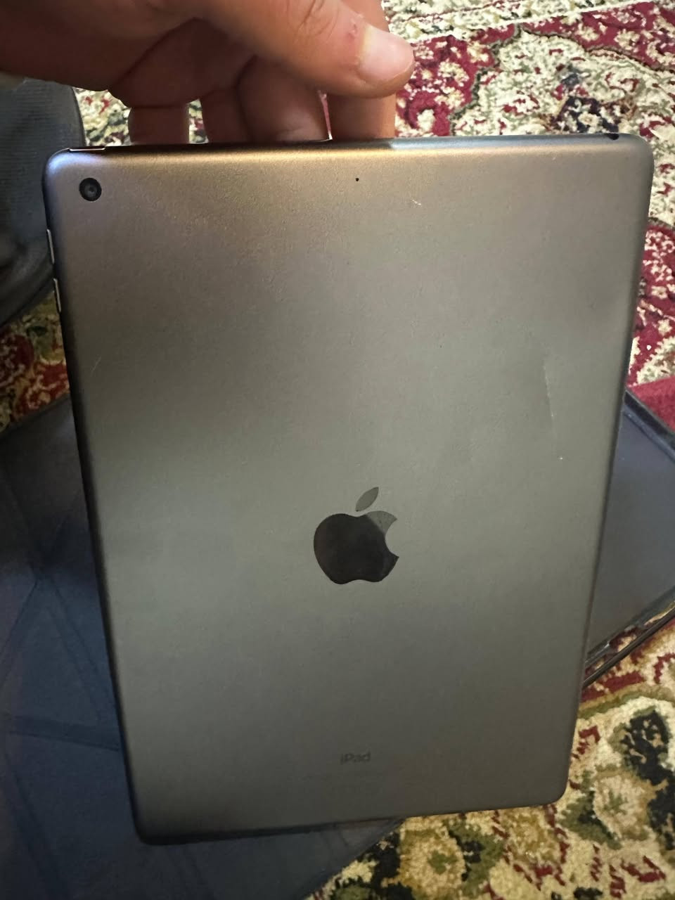 ايباد 9 
ذاكرة 64 
بيه ضربة بالظهر 
بس نظافة كلش زينه 
***********
***********
