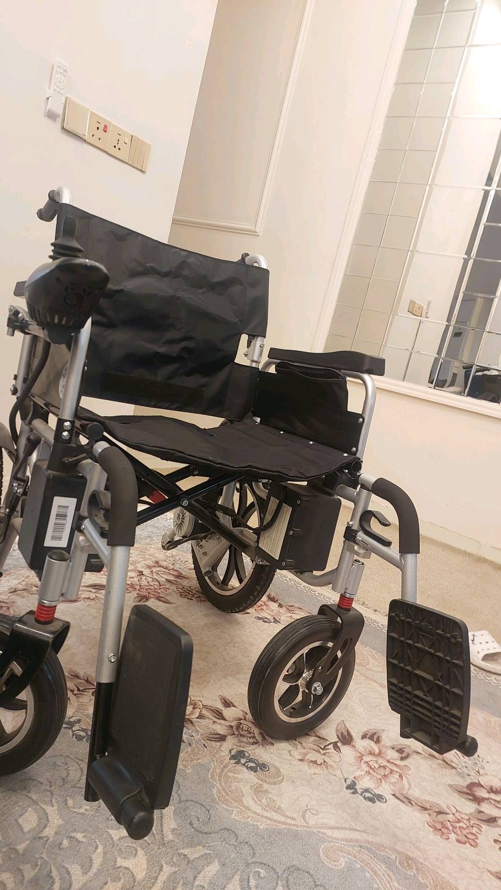 إذا تدورون على كرسي يجمع بين المتانة والشياكة، وما يتعبكم بالاستخدام اليومي، فهذا الكرسي إلكم. كرسي متحرك كهربائي من ماركة MK المعروفة، يعني جودة وأداء ما يغدر بيكم.
ليش هذا الكرسي يسوى؟
شغل ثكيل ومعدن صلب: الكرسي عليه شعار الأسد، وهذا معناه الهيكل مالته يتحمل أوزان وطرق صعبة وما يستهلك بسرعة.
سيطرة "بلمسة إصبع": بي جويستيك (يد تحكم) جداً حساسة وسلسة، تخليكم تتحكمون بالحركة والدوران حتى بالأماكن الضيقة بدون أي مجهود.
كعدة مريحة مالت ملوك: المساند والكرسي مبطنين بطريقة تريح الظهر والإيدين، حتى لو تظلون كاعدين عليه ساعات ما تحسون بتعب.
تصميم فخم: لونه أسود ملكي وي الفضي، شكله يملي العين ومرتب جداً.
بطارية ومحرك يعتمد عليهم: مصمم حتى يمشيكم مسافات ويخدمكم بدون ما يقطع بيكم بنص الطريق.
الحالة: الكرسي نظيف جداً، يعتبر "أخو الجديد" مستخدم كم مرة فقط، وشغله مية مية. البيع لغرض الانشغال وعدم التفرغ.
السعر: السعر مناسب جداً مقارنة بالماركة والنظافة، ومستحيل ينلكي بهيج سعر ونفس الجودة.
للاستفسار وتفاصيل أكثر:
راسلونا خاص أو اتصلوا على الرقم: ***********
المكان: بغداد