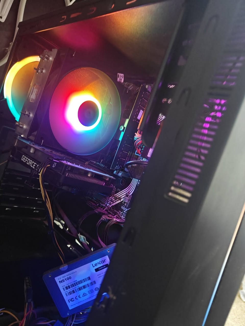 سلام عليكم شباب حاسبه للبيع 
Cpu i5 10400f 
Ram 16 gb 3200   1pic
Ssd 120 gb  king ston
M.b h410 
Pau 500w 
Cpu cooler 
400الف وبيه مجال 
مكاني عامريه توصيل متوفر 
علما الجامه مكسوره 
وعندي 
M.2 gen 3 512 gb 75 الف 
ومعالج i3 10400f ب 100الف 
***********
