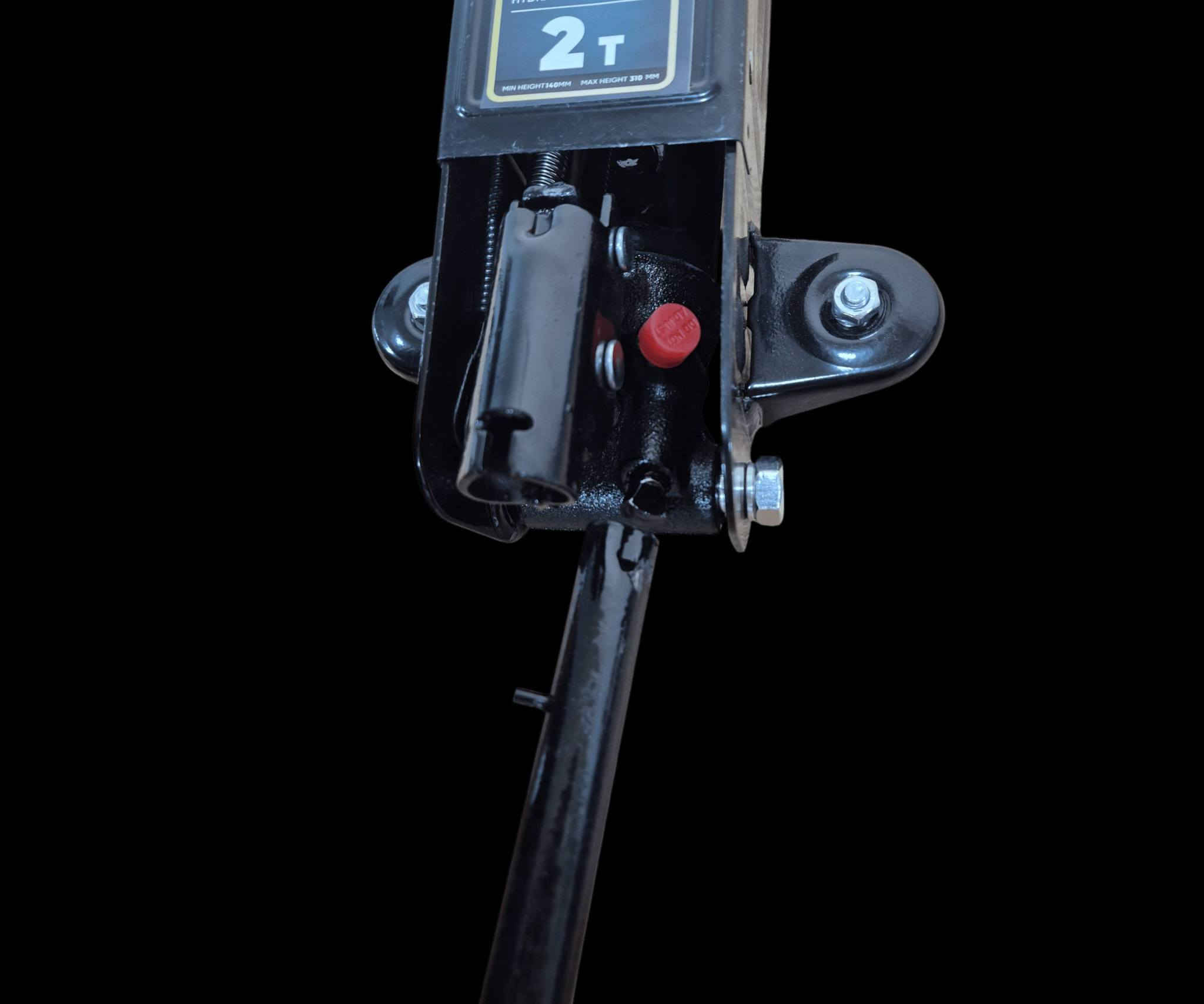 جك عربانة هيدروليكي 2 طن ..... السعر 28 ألف 

الاستخدامات:

مثالي لرفع السيارات الصغيرة والمتوسطة بسهولة عند تغيير الإطارات أو إجراء الصيانة الدورية.

يُستخدم في الورش ومحلات تصليح السيارات لرفع أجزاء محددة من المركبة بثبات وأمان.

مناسب للاستخدام المنزلي في كراجات السيارات الشخصية.

المميزات:

قدرة رفع تصل إلى 2 طن، ما يجعله مناسبًا لمعظم السيارات.

تصميم أرضي بعجلات متينة لسهولة التحريك والوصول للنقاط المنخفضة تحت السيارة.

قاعدة رفع بارتفاع يتراوح بين 145 مم (حد أدنى) و 319 مم (حد أقصى).

مزود بصمام أمان أحمر لتقليل الضغط الزائد وضمان سلامة الاستخدام.

مقبض طويل يوفر عزم دوران قوي لتسهيل الرفع دون مجهود كبير.

هيكل معدني متين مطلي لمقاومة الصدأ والتآكل.

محتويات الصندوق:

جك هيدروليكي أرضي 2 طن.

مقبض تشغيل طويل من قطعتين.

مقبض حمل بلاستيكي للسهولة.

حقيبة تخزين صلبة لتحفظه وتسهّل نقله.

ملاحظات:

أبعاد الغلاف: الطول 43 سم × العرض 14 سم × الارتفاع 21 سم.

وزن الجك: 6.5 كغم تقريبًا.

يجب استخدام الجك على سطح مستوٍ وصلب وتثبيت المركبة جيدًا قبل البدء بالرفع.

يُوصى بعدم الوقوف تحت السيارة دون استخدام دعامات إضافية للأمان.


**إذا كنت صاحب هذا الإعلان وتريد حذفه لأي سبب، رجاءا أرسل رسالة إلى الدعم الفني**