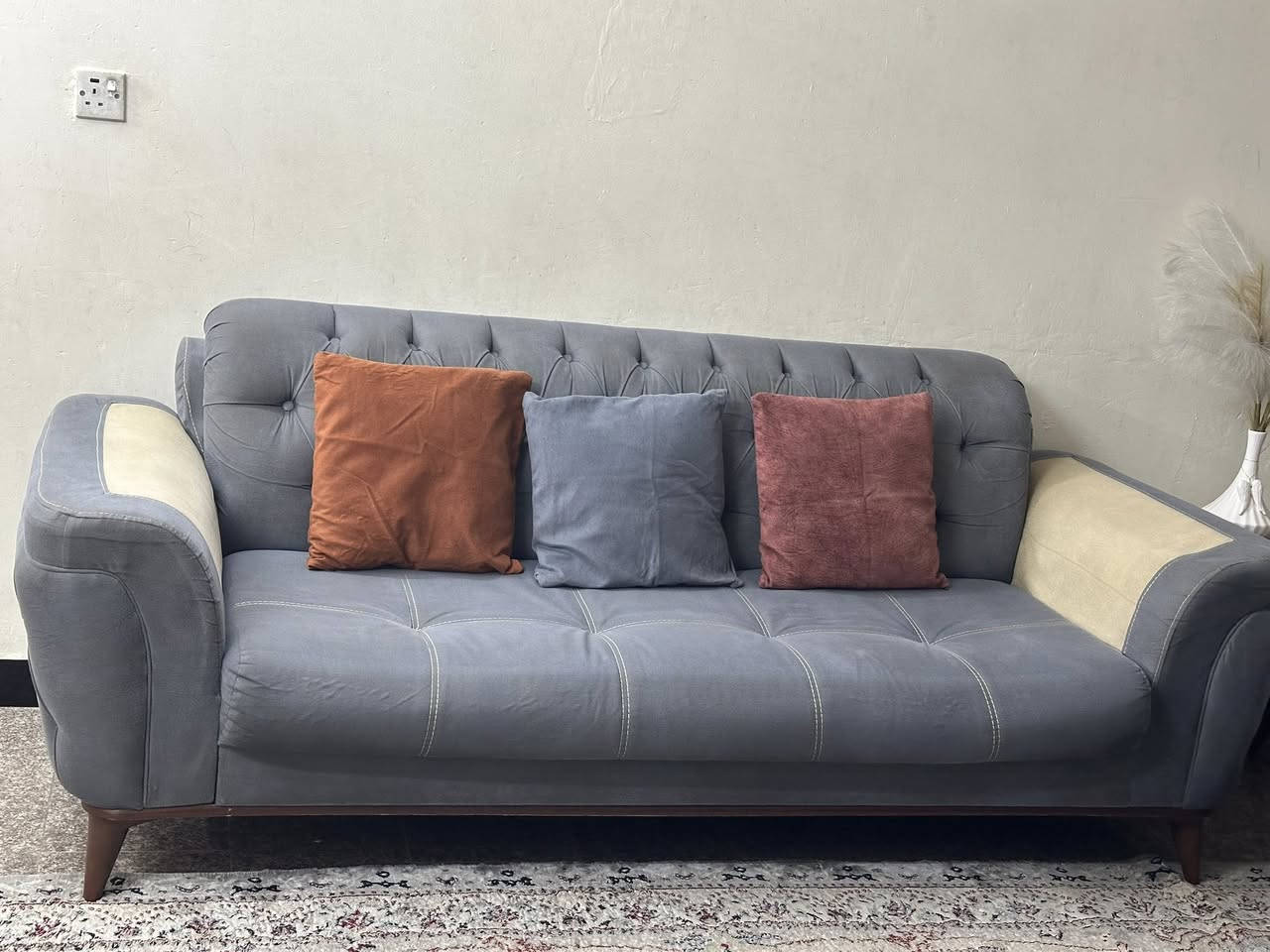 السلام عليكم عندي تخم البيع ٧ مقاعد نضيف كلش التصال على هذا الرقم ***********
