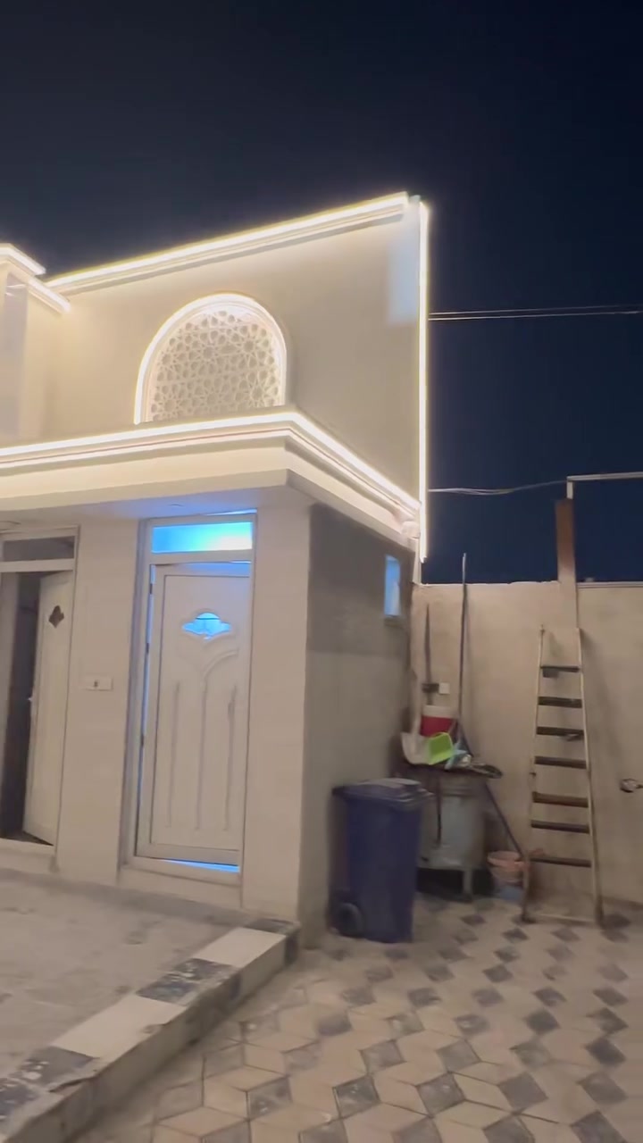 السلام عليكم 
بيت 600 متر للبيع 
250 مساحة البناء 
بناء سنة 2024
طابق واحد كامل من كل الجهات 
الخارطة مثل ما موضحة 
غرفتين نوم كبار 5x6.5 م
ومجمع+ استقبال نسائي
ومطبخ 6.5x4 م
واستقبال 4.5x8.5م
وكراج وحديقة 350 متر 
مثل ما موضح بالفيديوه
العنوان/ حي الكوفة/ مقابيل مدرسة الكلمات الابتدائية
***********
