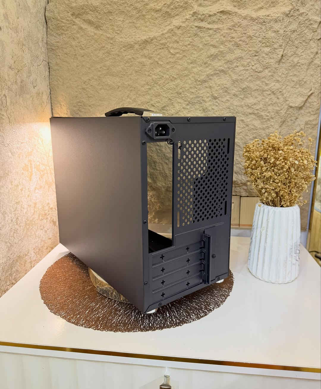 حافظـة كيـس حاسوب منضدي لسطح المكتب 
(Power Train X-Gamerx X100)
حافظـة منضدية ذات تصميم رائع مع زجاج امامي لعرض الاضوية (RGB) لتعطي ديكور رائع 
حافظـة تحتوي على قبضة يد للحمل 
تحتوي على منفذ (USB) ومنفذ (سماعة) وزر إطفاء وتشغيل 
مصنوع من الفولاذ عالي الجودة بلمسة سواء أنيقة 
يحتوي على فتحات تهوية لتدفق الهواء 
مثالي للاعبين والمحترفين 
جديد بالباكيت مع الملحقات 
للتفاصيل اكثر داخل الموقع الرسمي 
السعـر ٥٠ الف 💰
ملاحظة (عند الشراء فحص المنتج قبل مغادرة المندوب بعدها نكون غير مسؤولين)
توصـيل 🚚 بغداد ٥ آلاف 
توصـيل 🚚 محافظات ٦ آلاف⁩⁩⁩


**إذا كنت صاحب هذا الإعلان وتريد حذفه لأي سبب، رجاءا أرسل رسالة إلى الدعم الفني**