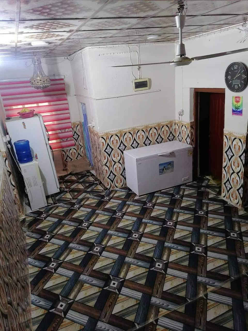 السلام عليكم بيت للبيع 200 متر قرب سيد عوده طابو زراعي كهرباء ماي مجاري غرفتين نوم وصاله ومطبخ وبرانيه سقف ثانوي كل البيت ***********
