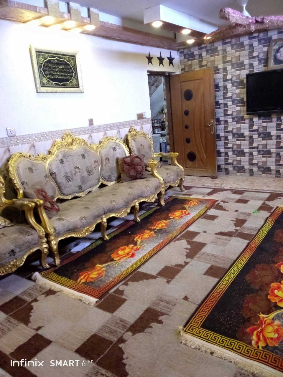 السلام عليكم دار ركن للبيع موقع مميز مساحته 74 واقع حال 80 واجهه 8 نزال 10 بغداد الجديدة شارع المسبح قرب جامع ذات النطاقين  الدار مدخلين يحتوي على غرفه استقبال وغرفه جلوس ومطبخ وخدمات و مخزن الطابق الثاني يحتوي على غرفتين نوم وصاله كبيره وبلكونه الطابق الثالث صاله كبيره وسطح السعر المطلوب215 وبي مجال بسيط 
للاستفسار الاتصال على الرقم 
***********
