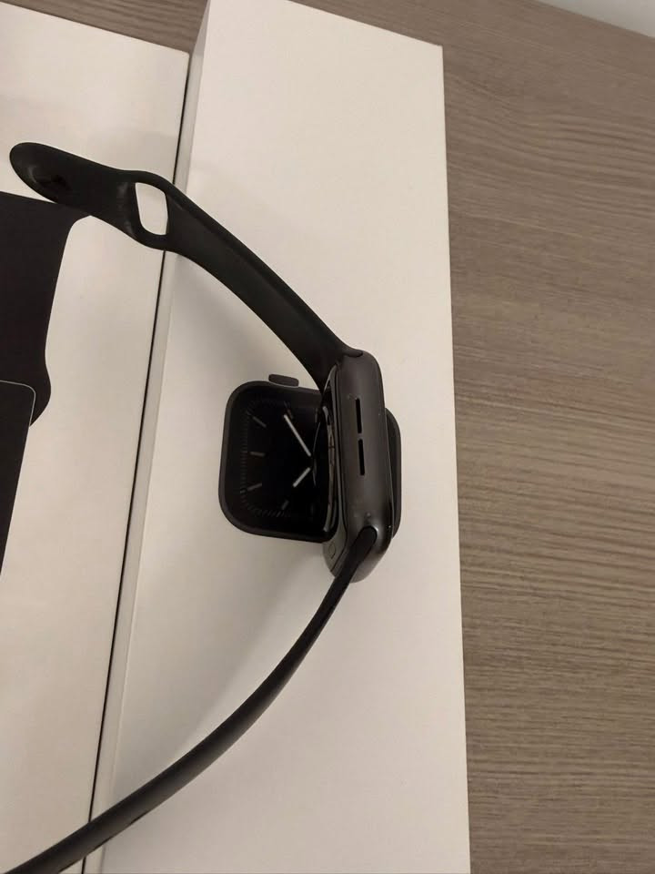 سلام عليكم ساعه ابل جيل الجامس⌚️
حجم: 44
نسبه البطارية🔋84 
الساعه نضيف مثل مموضح بالصور 
 الساعه كامل ملحقات كارتون وشاحنه اصليه 
والسير اصلي مو كوبي❗️ 
لمعرفة السعر واتساب 👇🏼
رقم الهاتف: *********** 
ويوجد توصيل 🚚 جميع محافظات العراق
