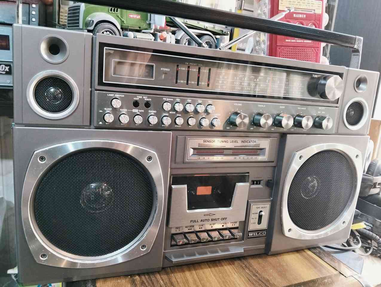 من نوادر الاجهزه اليابانيه
راديو مسجل ماركة ولكو WILCO 
صناعه ياباني صنع سنة 1983 
الجهاز بلادي غير داخل تصليح 
موجات الراديو FM MW SW LW 
سحب ممتاز للمواجات المذكوره 
اريل او هوائي عدد 2 مع خاصية حجز المحطات 
المسجل تقديم ترجيع عداد كاسيت شغال 
أناره لشاشة الموجات مع ساعه الكترونيه 
تحكم بالصوت BASS
الجهاز كبير الحجم وثقيل الوزن 
أبعاد الجهاز عرض 53 سم ارتفاع 30 سم 
يوجد فديو بالمنشور يوضح التشغيل 
للحجز المراسله على الخاص


**إذا كنت صاحب هذا الإعلان وتريد حذفه لأي سبب، رجاءا أرسل رسالة إلى الدعم الفني**