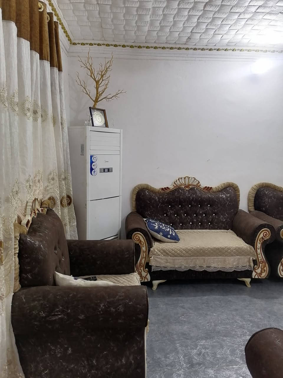 السلام عليكم بيت 100 متر البيع / قاط ونص/ شارع المستشفى/الفرع  مقابيل سيد شاكر المضمد /الهاتف ***********
