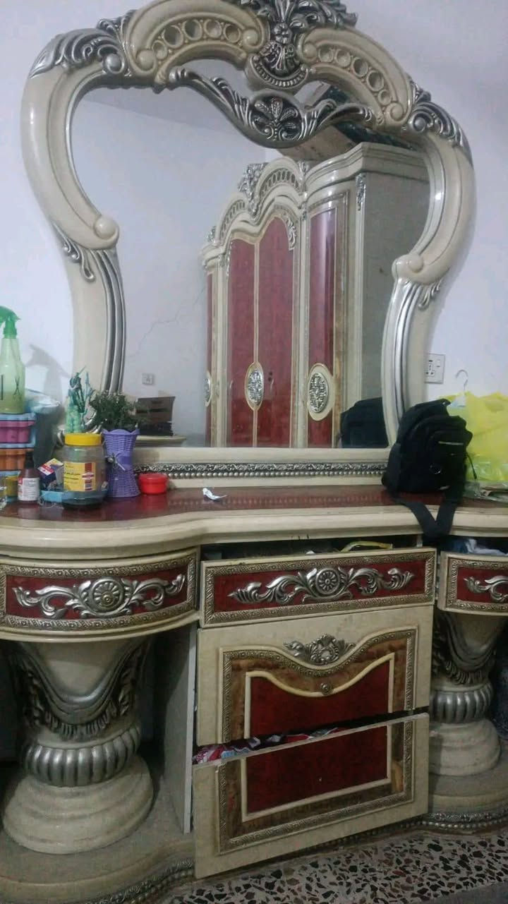 للبيع 
غرفه نوم جرخ ماله سايف سعر ٣٠٠ 
بوفيه حطاطه سعر ١٠٠ 
فلوجه حي معلمين 
*********** بي واتساب
