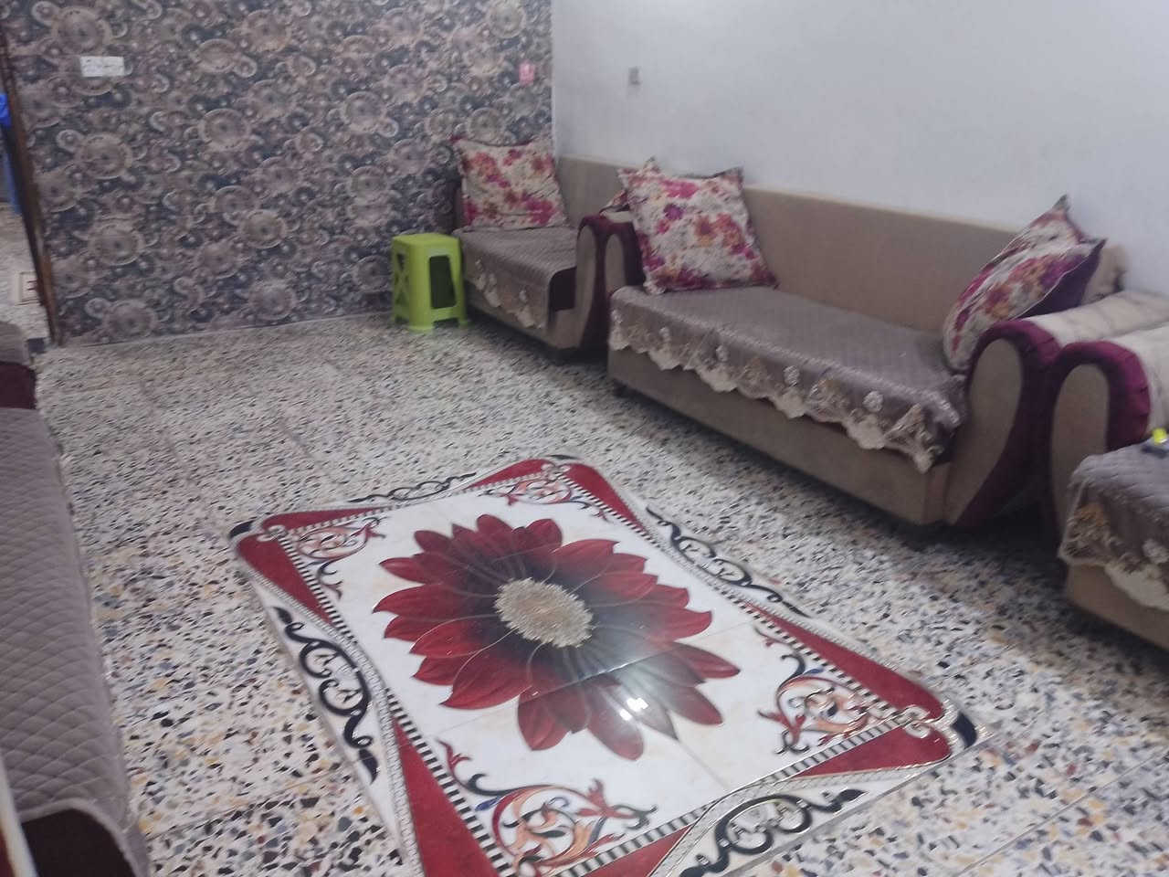 بيت البيع مساحه 180 متر زراعي يحتوي على 4غرف مطبخ واستقبال وصاله جسر ديالى حي لسلام قرب شبكته ابو سماعيل سعره على الخاص ***********
