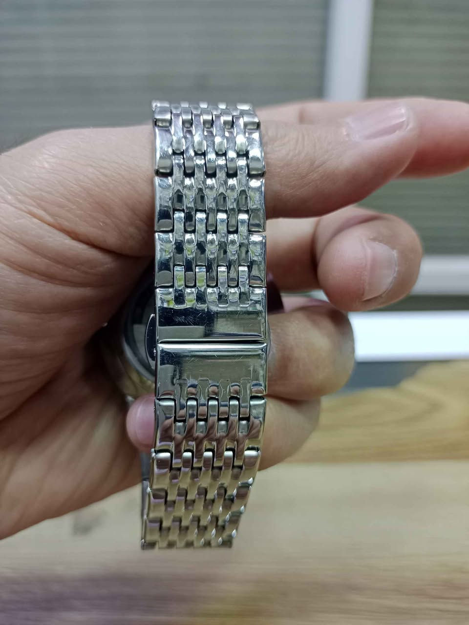 ساعة يد سايلانغ (Sailang) أوتوماتيكية. 
معلومات عن الساعة
الماركة: سايلانغ (Sailang).
النوع: ساعة يد تناظرية (Analog).
الحركة: ميكانيكية أوتوماتيكية (Automatic mechanical movement)، أي لا تحتاج إلى بطارية ويتم تعبئتها بحركة المعصم الطبيعية.
المينا: بلون فضي/رمادي مع مؤشرات ساعات على شكل عصا (baton hour markers) وشعار الماركة عند موضع الساعة 12.
السوار والعلبة: مصنوعان من الفولاذ المقاوم للصدأ (ستانلس ستيل). أربيل, العراق


**إذا كنت صاحب هذا الإعلان وتريد حذفه لأي سبب، رجاءا أرسل رسالة إلى الدعم الفني**