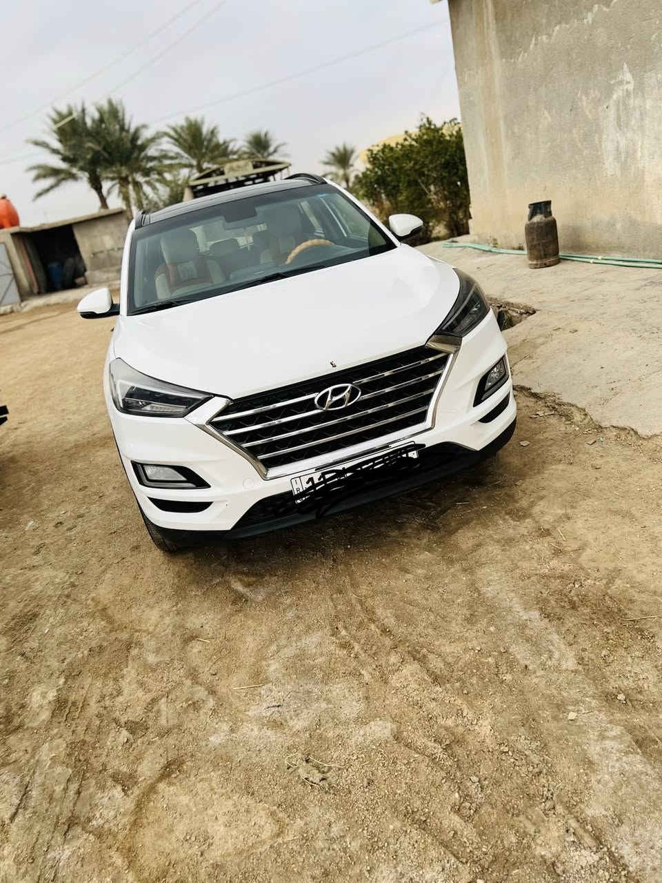 السلام عليكم سياره توسان ٢٠٢٠ للبيع فول موصفات ماشيه ٩٩الف سياره جديده ونضيفه تخم تاير دوشمه جديده السعر 210 وبيها مجال قليل ***********
