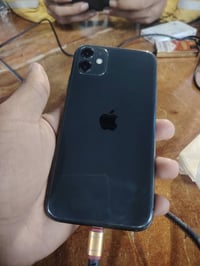 ايفون 11 عادي ذاكره 64. جهاز فول نضافه مستبدل بطاريه مال تفصيخ بطاريته...