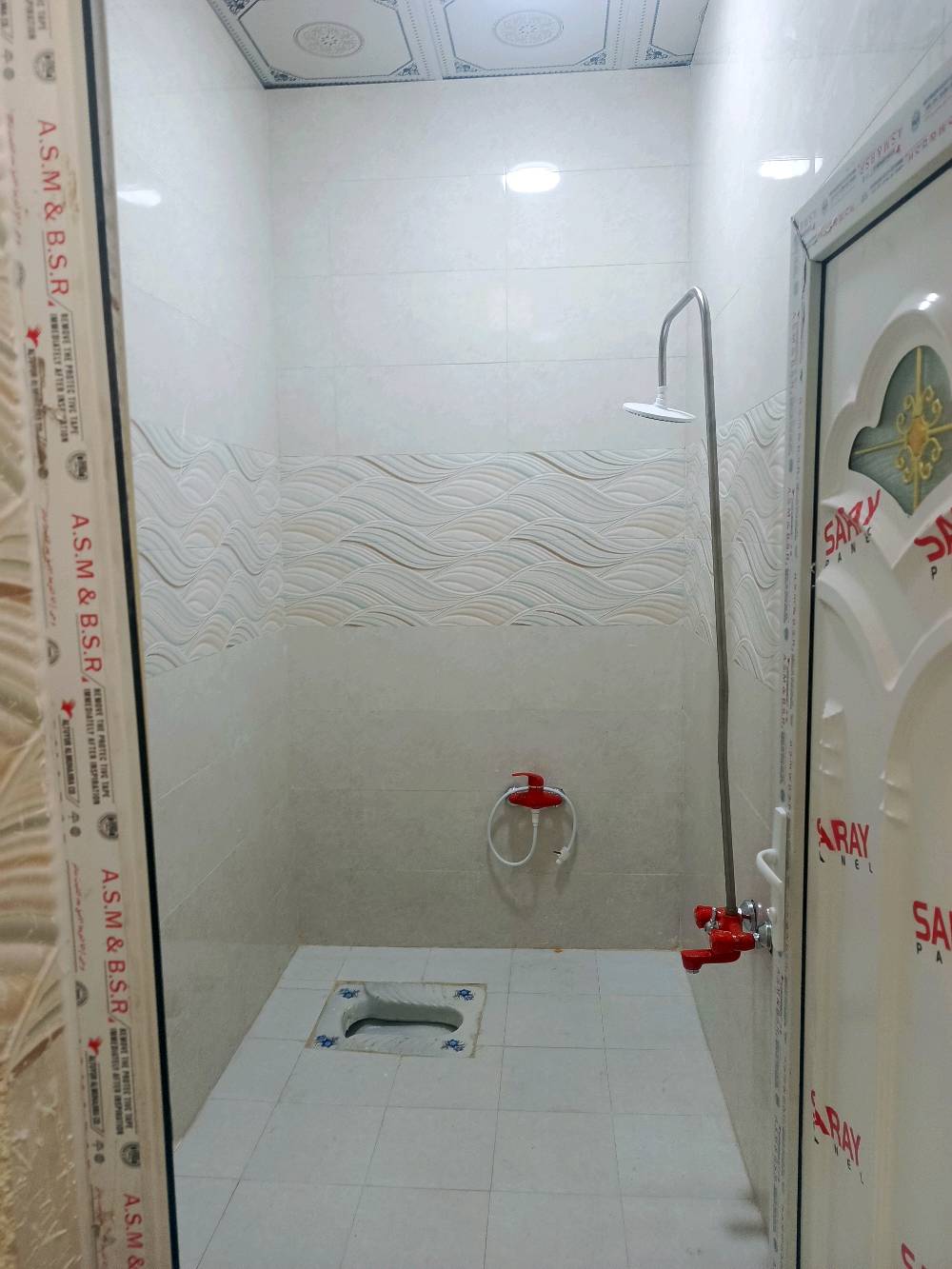 بيت للبيع مساحه 200متر سند 25 يحتوي علا غرفتين نوم صاله مطبخ حار بارد صحيات خارجيه وداخليه البيت جديد هستوه كمل بناء العنوان البصره شط العرب جزيره يوبه حي رايه 