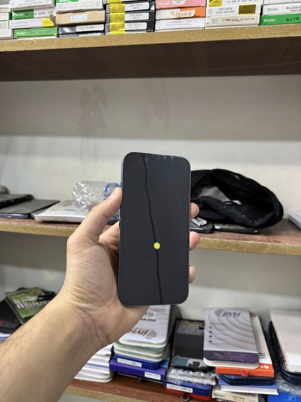 السلام عليكم
ايفون 13 برو فقط برو فقط (مو ماكس)
ذاكرة 256  
بطارية 76  

الجهاز كله شغال 100%  
نت، صوت، اتصال، كاميرات، كلشي شغال وما بيه أي خلل.  
الجهاز بلادي وعلى وضع الشركة، لا مفتوح ولا مصلح.  
عربي شرق أوسط.  

مكفول كفالة عامة من كلشي.  

ملاحظات:  
فقط الظهر بيه فطرين ناعمات كلش ما مبينات،  
والشاشة بيها شامة واضحة بالصورة لكن ما مأثرة على اللمس أو الاستخدام.  

ضمان يوم كامل للفحص.  

المكان: بغداد – مدينة الصدر.  

السعر: 375 ألف  (نهايته).  

الشراي يتصل على الرقم:  
***********
