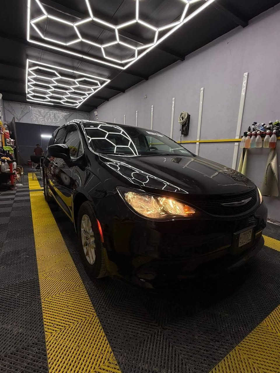 السلام عليكم بيع أو مراوس كرايسر  24 ماشيه حاليآ11 الف ميل حره بدون رقم محرك 3600 صور حادثه بل منشور تبديل جاملغ وصبغ باب سائق ٦ اسلندر ٧ راكب مكان السياره الديوانية السعر 212 ورقه وللاستفسار الاتصال ***********
