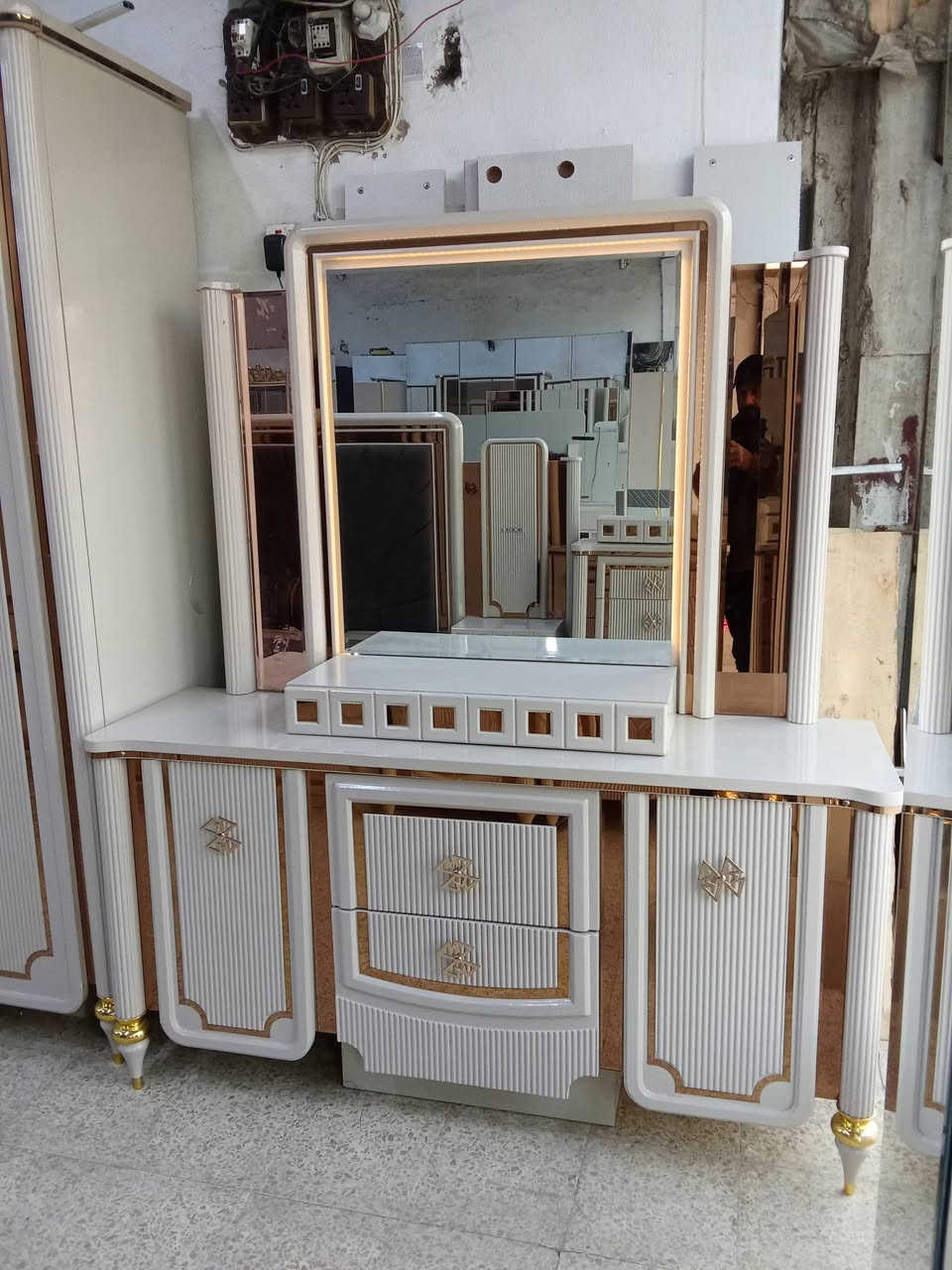 غرفه تركي ماركه نظافه 90/100 

تسع قطع 8بواب شد ونقل مجاني 

اي استفسار ع رقم او واتساب 

***********
***********
