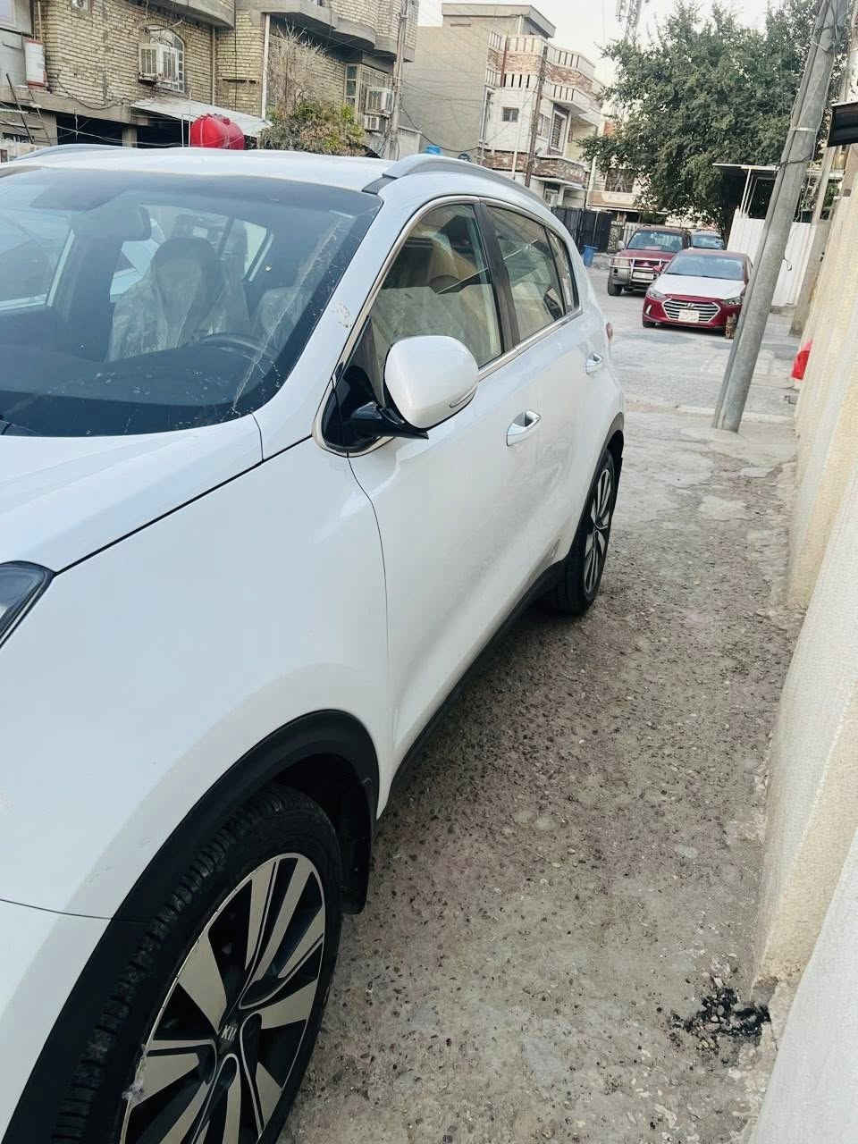 السلام عليكم
سبورتج ٢٠١٧ مكفوله من الصبغ والبارد
 رقم بغداد باسمي ماشيه ٩١ الف
الف محرك ٢٠٠٠ دوش بلادي مامفتوح
مواصفات عادية داخل بيجي مري شفط حساسات 
تبريد قطعتين زراك لايت 
السعر ١٧٨ مجال بسيط لاتصال ***********
مكاني بغداد حي العامل
